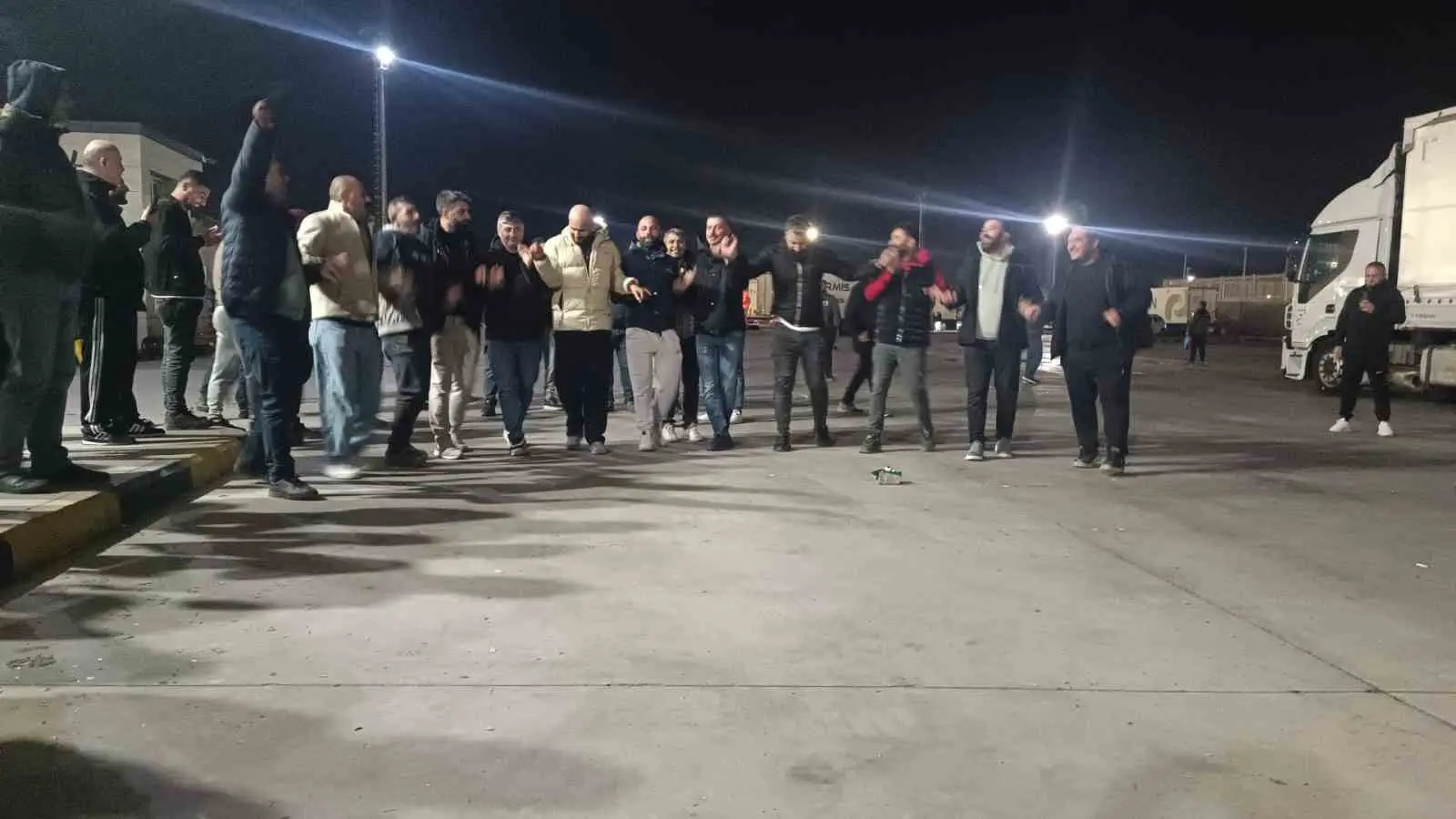 KAPIKULE SINIR KAPISI'NDA TIR SÜRÜCÜLERİ, SCHENGEN VİZE KISITLAMALARI NEDENİYLE MAĞDURİYET YAŞADIKLARINI BELİRTEREK YENİDEN EYLEM BAŞLATTI.