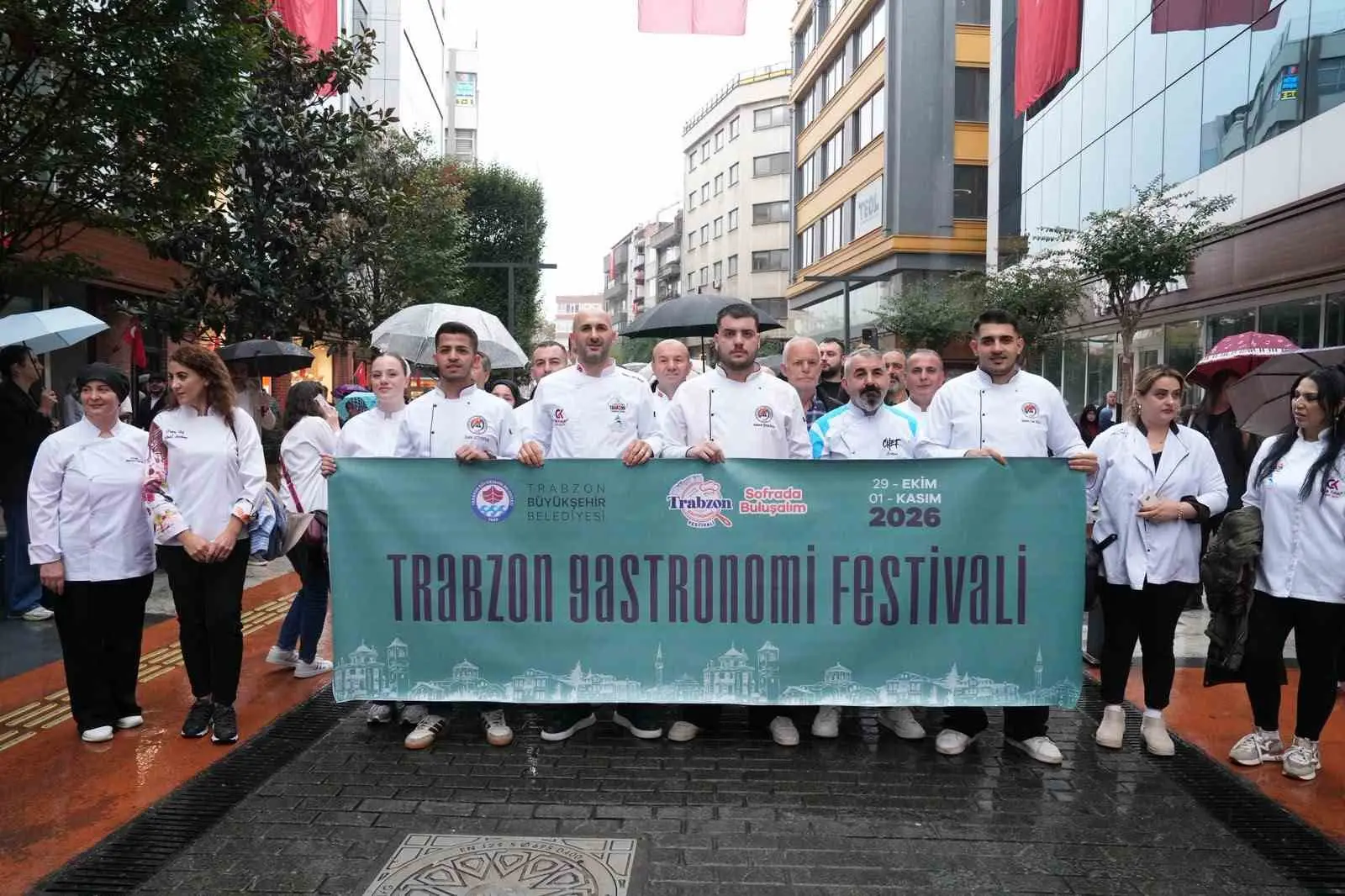 TRABZON’UN ZENGİN MUTFAK KÜLTÜRÜNÜ TANITMAK, KENTİN GASTRONOMİ TURİZMİNE KATKI SAĞLAMAK VE YÖRESEL LEZZETLERİ PROFESYONEL BİR KONSEPTLE ZİYARETÇİLERE SUNMAK AMACIYLA DÜZENLENEN TRABZON GASTRONOMİ FESTİVALİ ÖNCESİNDE KORTEJ YÜRÜYÜŞÜ YAPILDI.