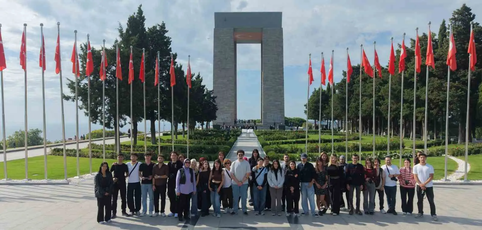 ÇOMÜ ÇANAKKALE SOSYAL BİLİMLER MESLEK YÜKSEKOKULU FOTOĞRAFÇILIK VE KAMERAMANLIK PROGRAMI ÖĞRENCİLERİ, ‘BİR KAREDE VATAN: ÇANAKKALE’NİN GENÇ TANIKLARI’ ADLI BİLİMSEL ARAŞTIRMA PROJESİ (BAP) KAPSAMINDA GELİBOLU TARİHİ YARIMADASI’NDAKİ ŞEHİTLİKLERİ, ANITLARI VE MÜZELERİ ZİYARET EDEREK FOTOĞRAF VE VİDEO ÇEKİMLERİ GERÇEKLEŞTİRDİ. ÇANAKKALE SAVAŞLARI’NIN TARİHİ VE MANEVİ MİRASINI GENÇLERİN OBJEKTİFİNDEN GELECEĞE TAŞIMAYI AMAÇLAYAN PROJE KAPSAMINDA, ÖĞRENCİLERİN GERÇEKLEŞTİRDİKLERİ SANATSAL ÇALIŞMALARIN TARİH BİLİNCİ, KÜLTÜREL MİRAS FARKINDALIĞI VE MESLEKİ MOTİVASYONLARI ÜZERİNDEKİ ETKİLERİ DE BİLİMSEL YÖNTEMLERLE ARAŞTIRILMASI HEDEFLENİYOR.