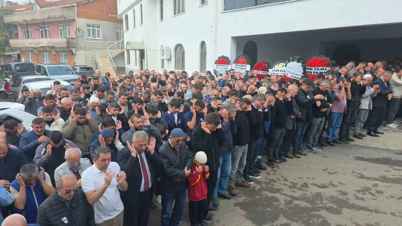 ZONGULDAK’IN KARADENİZ EREĞLİ İLÇESİNDE OKULDA RAHATSIZLANMASININ ARDINDAN KALDIRILDIĞI HASTANEDE HAYATINI KAYBEDEN 9 YAŞINDAKİ İLKOKUL ÖĞRENCİSİ ÖMER HALİS YILDIRIM, SON YOLCULUĞUNA UĞURLANDI.