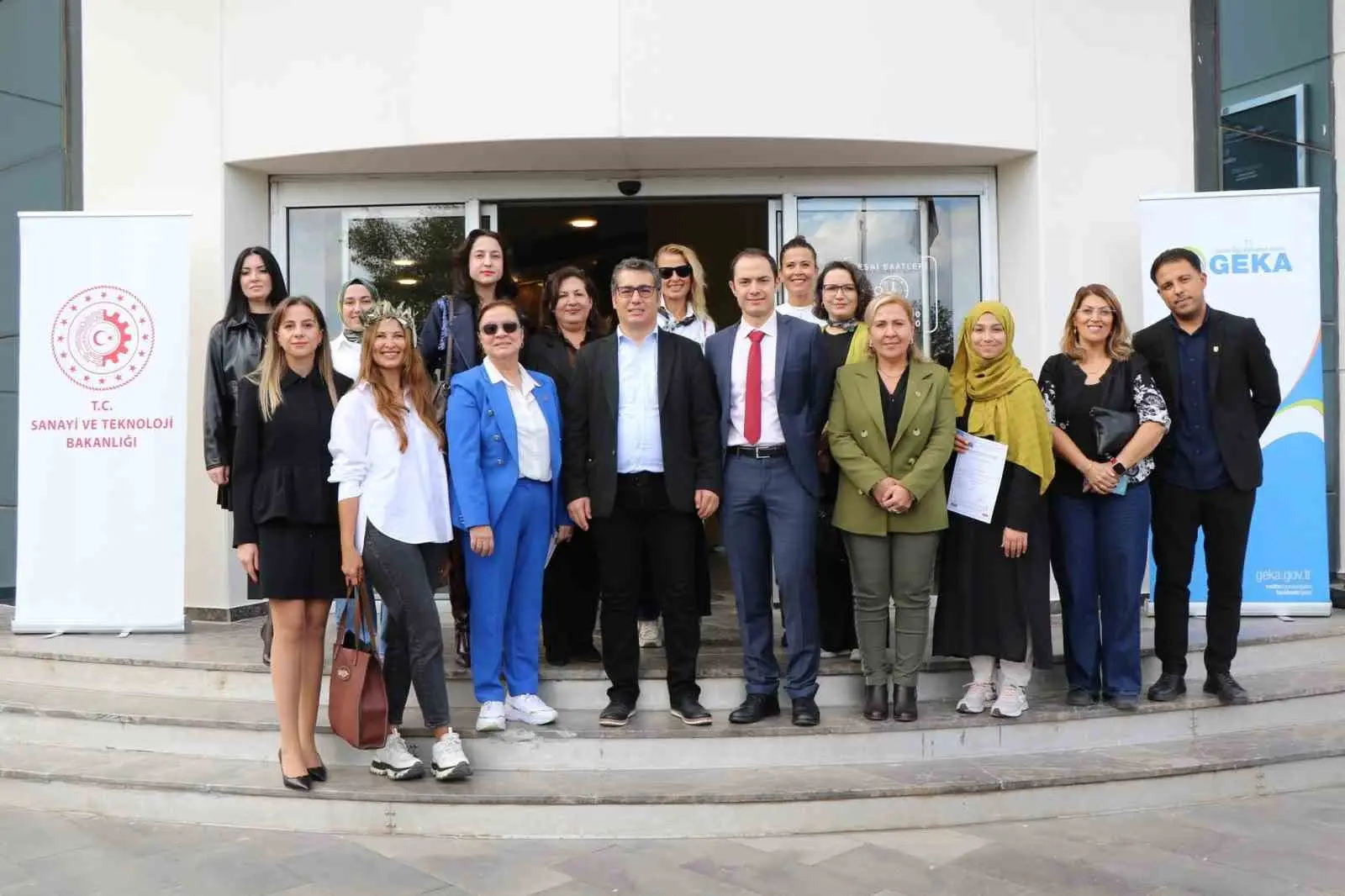 AYDIN’DA HAYATA GEÇİRİLEN “ZEYTİNYAĞINDA KADIN ELİ” PROJESİ KAPSAMINDA EĞİTİM VE SINAV SÜREÇLERİNİ TAMAMLAYAN KADIN ZEYTİNYAĞI OPERATÖRLERİNE BELGELERİ, AYTO AKADEMİ SALONU’NDA DÜZENLENEN TÖRENLE VERİLDİ.