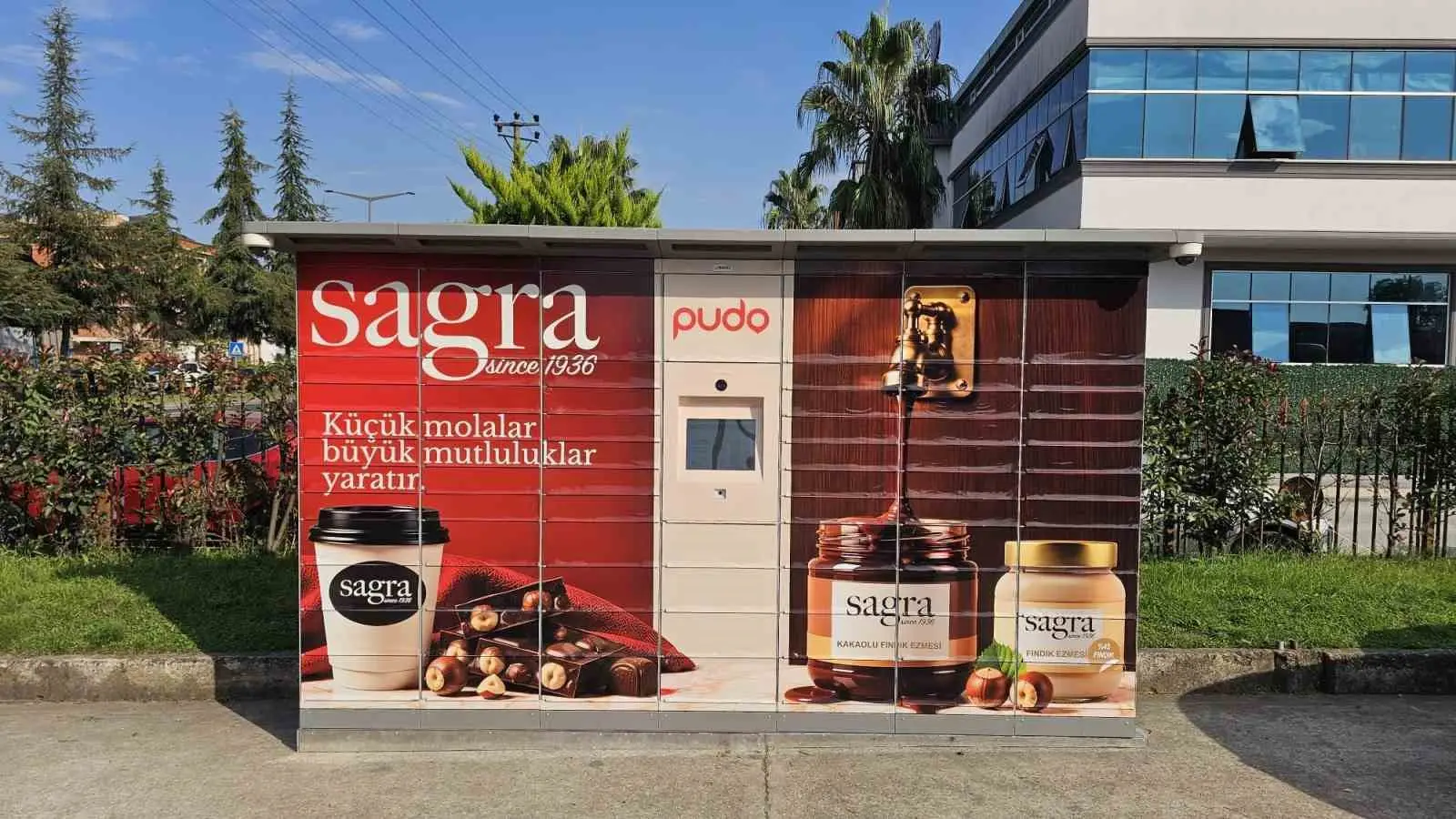 SAGRA 1936 MAĞAZALARINDA HAYATA GEÇEN PUDO AKILLI CİHAZLARI, KARGO GÖNDERİ HİZMETLERİNİ YERİNE GETİRİRKEN MÜŞTERİLER SAGRA'NIN ÜRÜNLERİYLE TANIŞIYOR.