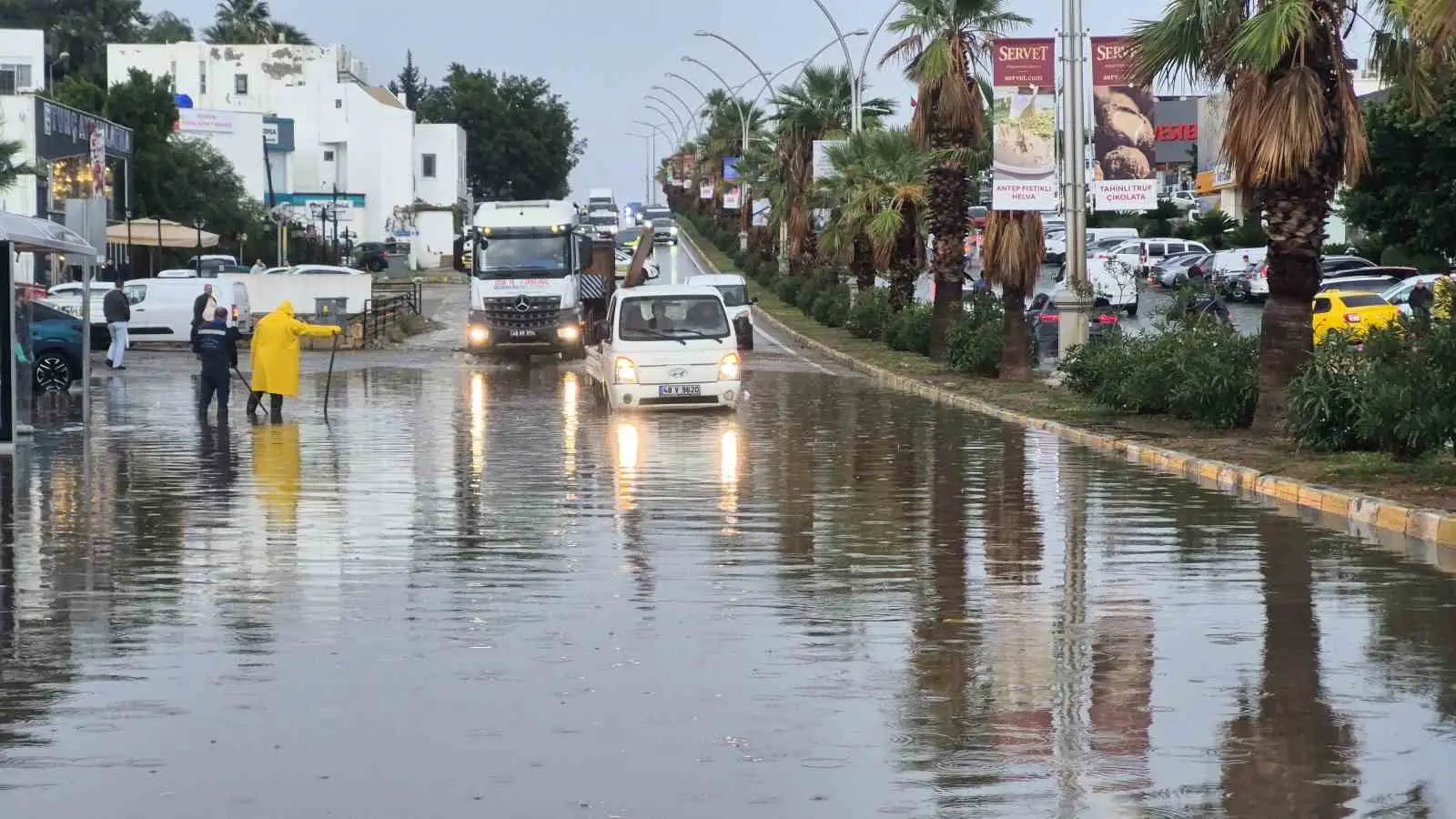 MUĞLA’NIN BODRUM İLÇESİNDE ETKİLİ OLAN SAĞANAK YAĞIŞ SEBEBİYLE KARAYOLU GÖLE DÖNEREK TRAFİĞE KAPANDI.