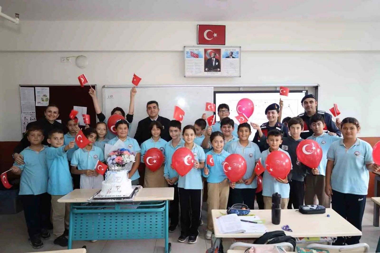AYDIN’DA ŞEHİT JANDARMA UZMAN ÇAVUŞ TOLGA SAĞLAM’IN KIZI ADA SU SAĞLAM’IN 11. YAŞ GÜNÜ, JANDARMA EKİPLERİ TARAFINDAN EĞİTİM GÖRDÜĞÜ KIZILCAKÖY ŞEHİT İDRİS ATALAN ORTAOKULU’NDA KUTLANDI.
