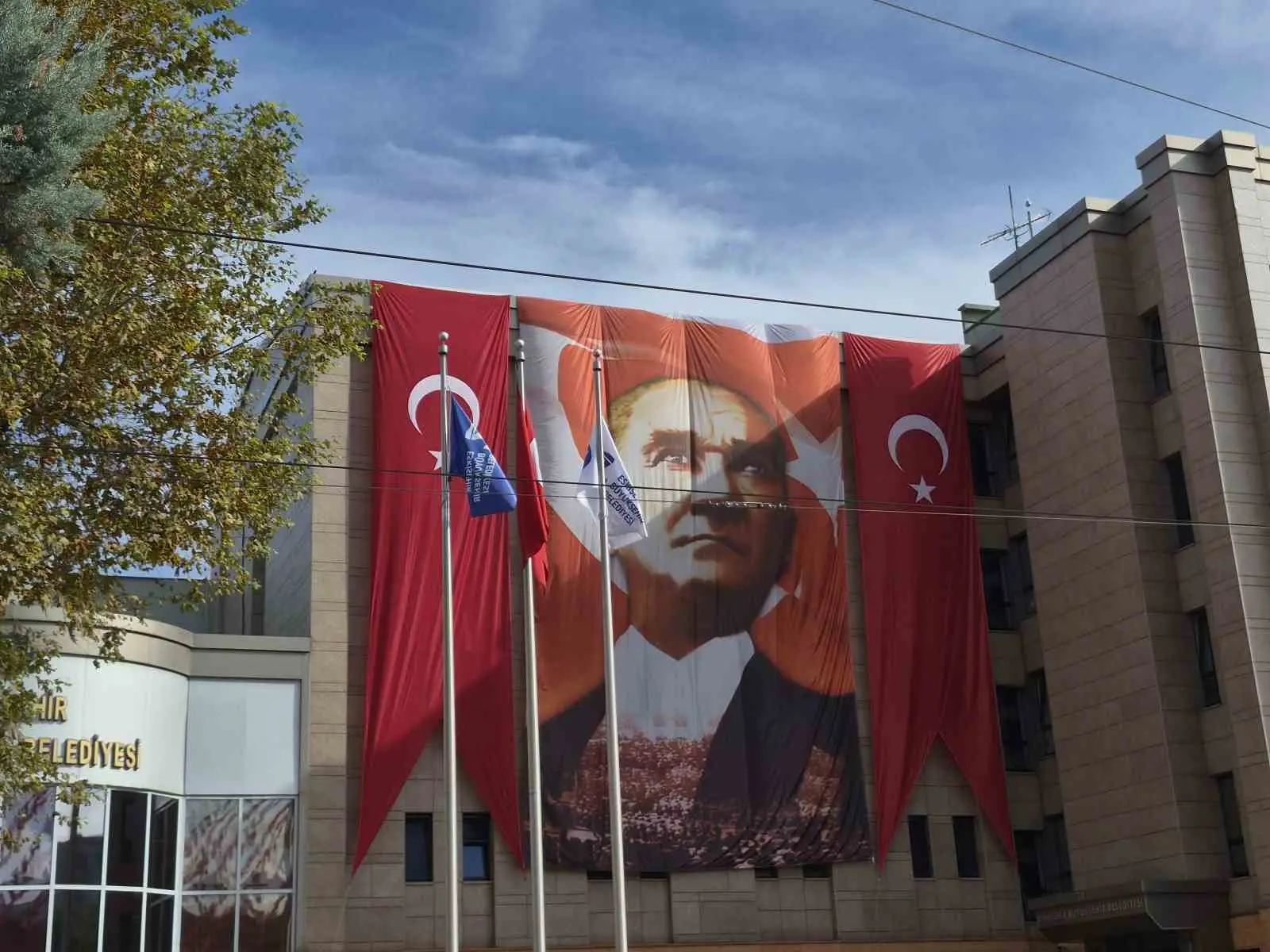 ESKİŞEHİR'DE 29 EKİM CUMHURİYET BAYRAMI HAZIRLIKLARI ÇERÇEVESİNDE KENT MERKEZİNDEKİ KAMU BİNALARI, İŞ MERKEZLERİ VE KONUTLAR DEV TÜRK BAYRAKLARIYLA DONATILDI.