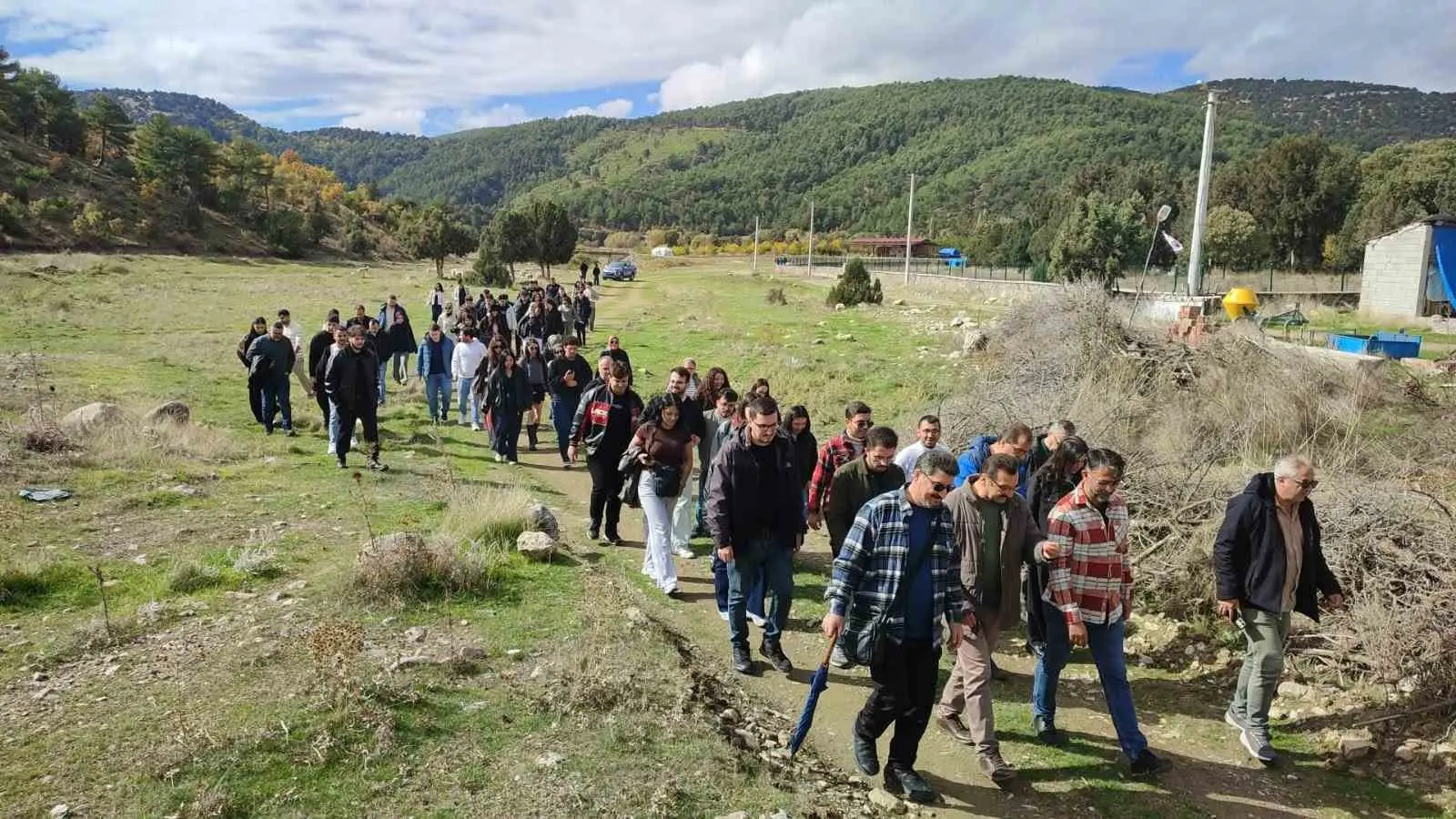 DENİZLİ’NİN ÇİVRİL İLÇESİ, MİRYOKEFALON SAVAŞI’NIN 850. YILDÖNÜMÜNDE TARİHİ BİR AKADEMİK BULUŞMAYA EV SAHİPLİĞİ YAPTI. 5 ÜNİVERSİTEDEN YAKLAŞIK 200 TARİH ÖĞRENCİSİ, SAVAŞIN YAŞANDIĞI DÜŞÜNÜLEN KUFİ ÇAYI CEHENNEM DERESİ MEVKİİNDE ORTAK DERS İŞLEYEREK, SAVAŞIN GERÇEK YERİNİ BELİRLEMEYE YÖNELİK BİLİMSEL ÇALIŞMALARDAKİ SON GELİŞMELERİ DEĞERLENDİRDİ.
