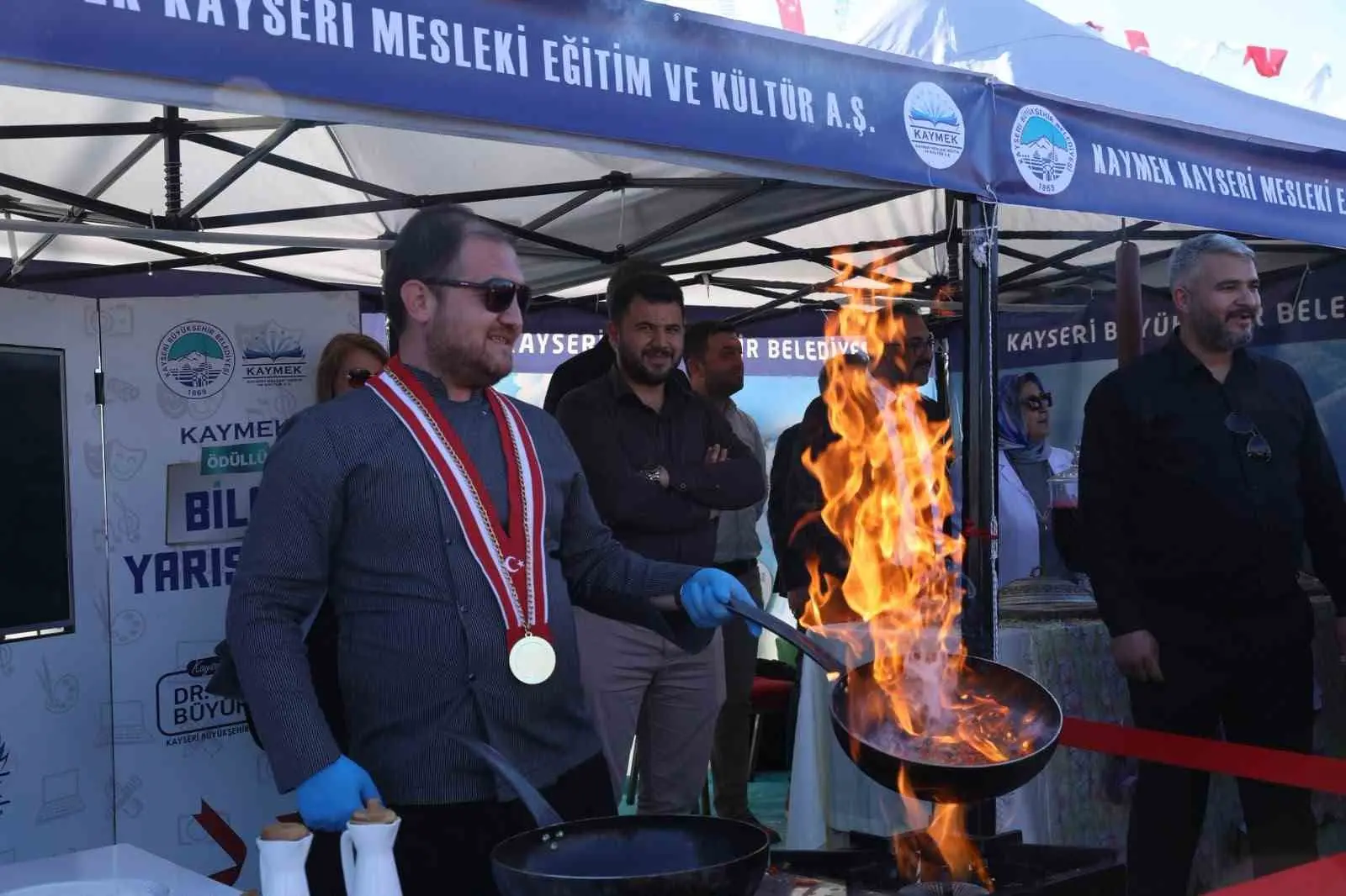 KAYSERİ BÜYÜKŞEHİR BELEDİYESİ, GASTRONOMİ GÜNLERİ’NDE KENTİN KÖKLÜ MUTFAK KÜLTÜRÜNÜ VE YÖRESEL LEZZETLERİNİ VATANDAŞLARLA BULUŞTURDU. BÜYÜKŞEHİR BELEDİYESİ BÜNYESİNDE HİZMET VEREN KAYMEK’İN STANDI, GELENEKSEL TATLARI, EĞİTİCİ YARIŞMALARI VE ÇOCUKLARA YÖNELİK EĞLENCELİ ETKİNLİKLERİYLE ZİYARETÇİLERDEN YOĞUN İLGİ GÖRDÜ.
