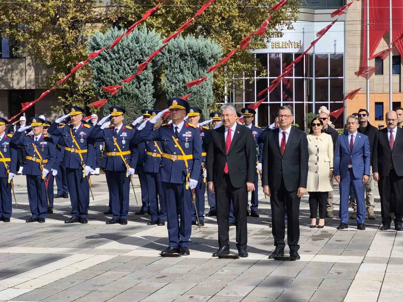 ESKİŞEHİR'DE, 29 EKİM CUMHURİYET BAYRAMI KUTLAMA ETKİNLİKLERİ KAPSAMINDA VALİLİK MEYDANI'NDA RESMİ ÇELENK SUNMA TÖRENİ GERÇEKLEŞTİRİLDİ.
