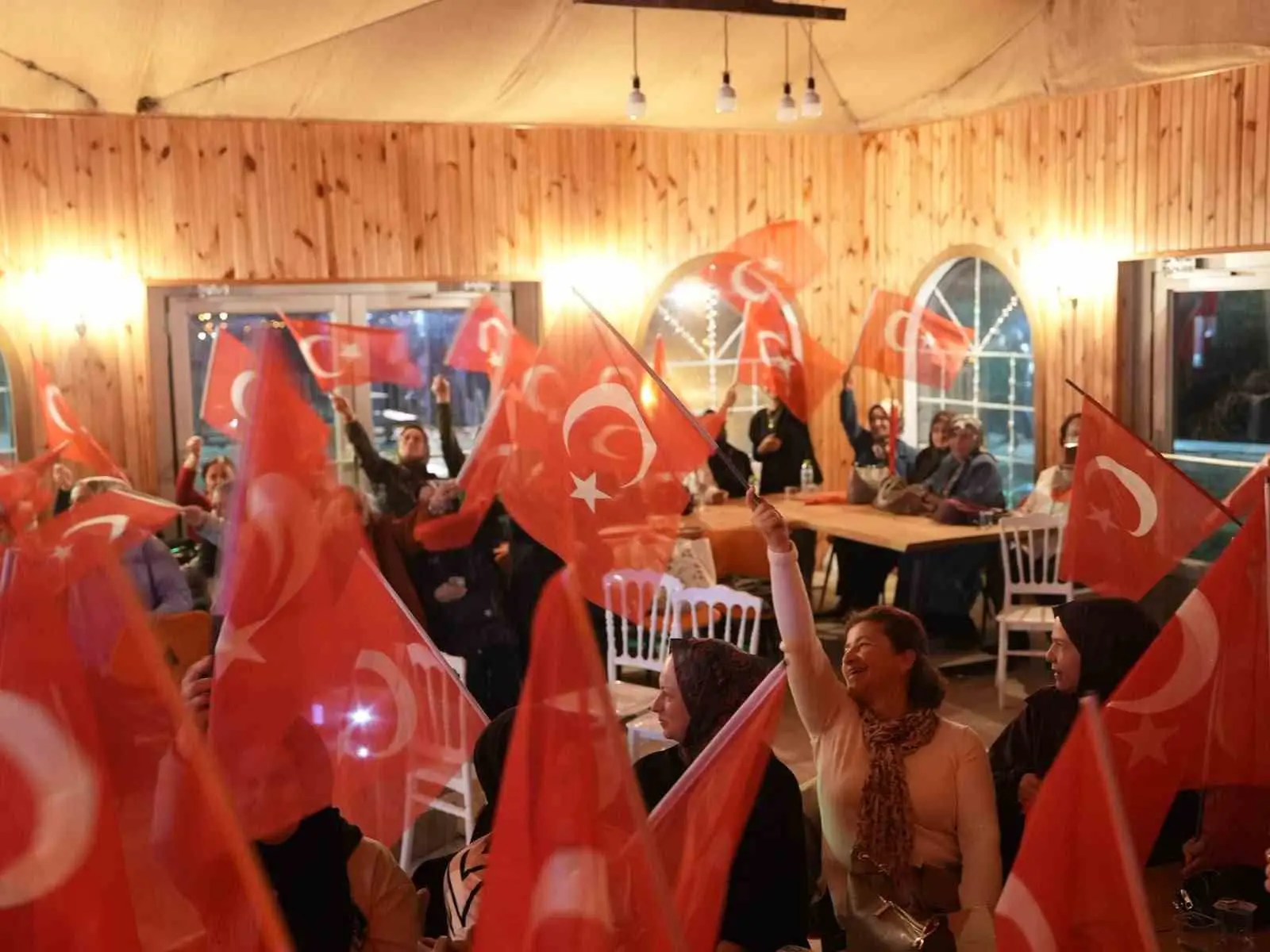 DÜZCE BELEDİYESİ'NİN BELEDİYE HİZMETTE, KADINLAR KEŞİFTE PROGRAMINA KATILAN KADINLAR, CUMHURİYET'İN 103. YILINA ÖZEL DÜZENLENEN FASIL EĞLENCESİNDE BİR ARAYA GELDİ.