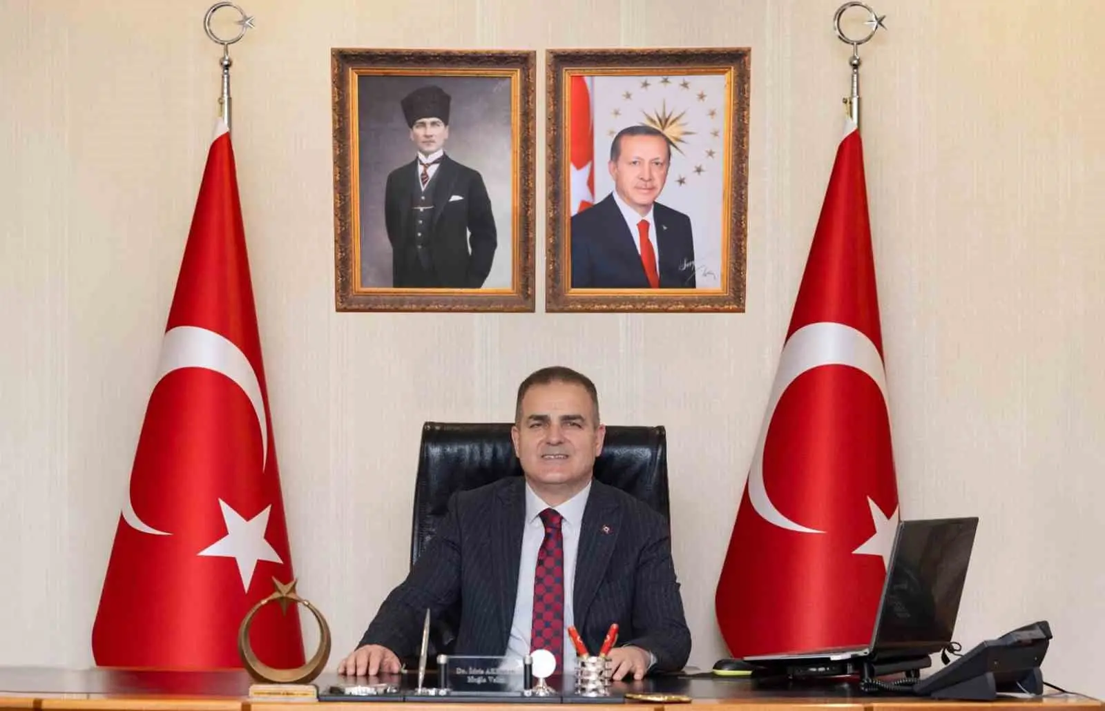 MUĞLA VALİSİ DR. İDRİS AKBIYIK, CUMHURİYET’İN İLANININ 103’ÜNCÜ YILI NEDENİYLE YAYIMLADIĞI MESAJINDA, CUMHURİYET’İN İLANININ 103. YIL DÖNÜMÜNÜ, MUĞLA’DA VE YURDUN DÖRT BİR KÖŞESİNDE BÜYÜK BİR ONUR, COŞKU VE GURURLA İDRAK ETTİKLERİNİ AÇIKLADI.
