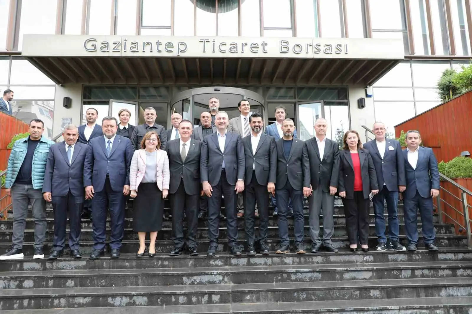 TBMM AK PARTİ GRUP BAŞKANVEKİLİ VE GAZİANTEP MİLLETVEKİLİ ABDÜLHAMİT GÜL, GAZİANTEP BÜYÜKŞEHİR BELEDİYE BAŞKANI FATMA ŞAHİN, ŞEHİTKAMİL BELEDİYE BAŞKANI UMUT YILMAZ VE AK PARTİ GAZİANTEP İL BAŞKANI FATİH MUHADDİS FEDAİOĞLU, BERABERLERİNDEKİ HEYETLE BİRLİKTE GAZİANTEP TİCARET BORSASINA (GTB) YENİ HİZMET DÖNEMİ DOLAYISIYLA HAYIRLI OLSUN ZİYARETİNDE BULUNDU.