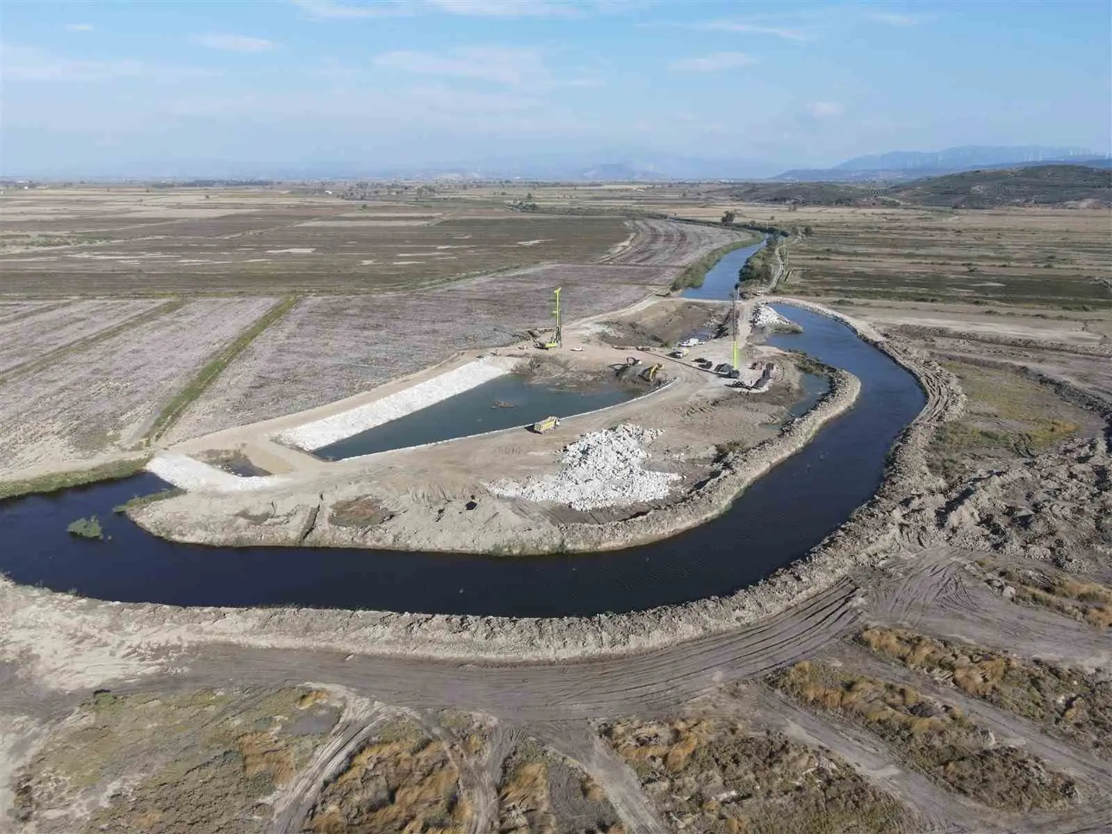 AYDIN’IN SÖKE İLÇESİNDE 440 MİLYON TL YATIRIMLA İNŞA EDİLEN REGÜLATÖR, TARIM ARAZİLERİNİ TUZLU SU TEHDİDİNE KARŞI KORURKEN BAFA GÖLÜ’NE ULAŞAN YILAN BALIKLARININ GÖÇ YOLUNU DA GÜVENCE ALTINA ALACAK.
