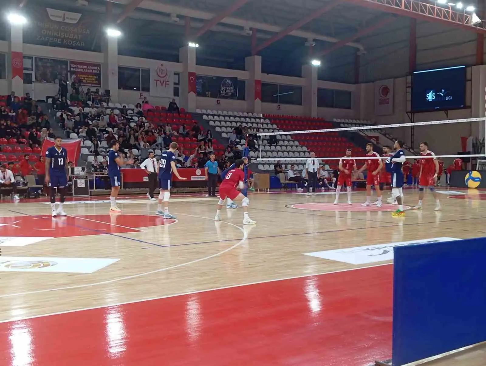ONİKİŞUBAT BELEDİYESPOR, SMS GRUP EFELER LİGİ’NDE EVİNDE KONUK ETTİĞİ SPOR TOTO’YU 5 SET SONUCUNDA 3-2 MAĞLUP EDEREK LİG TARİHİNDEKİ İLK GALİBİYETİNİ ELDE ETTİ.