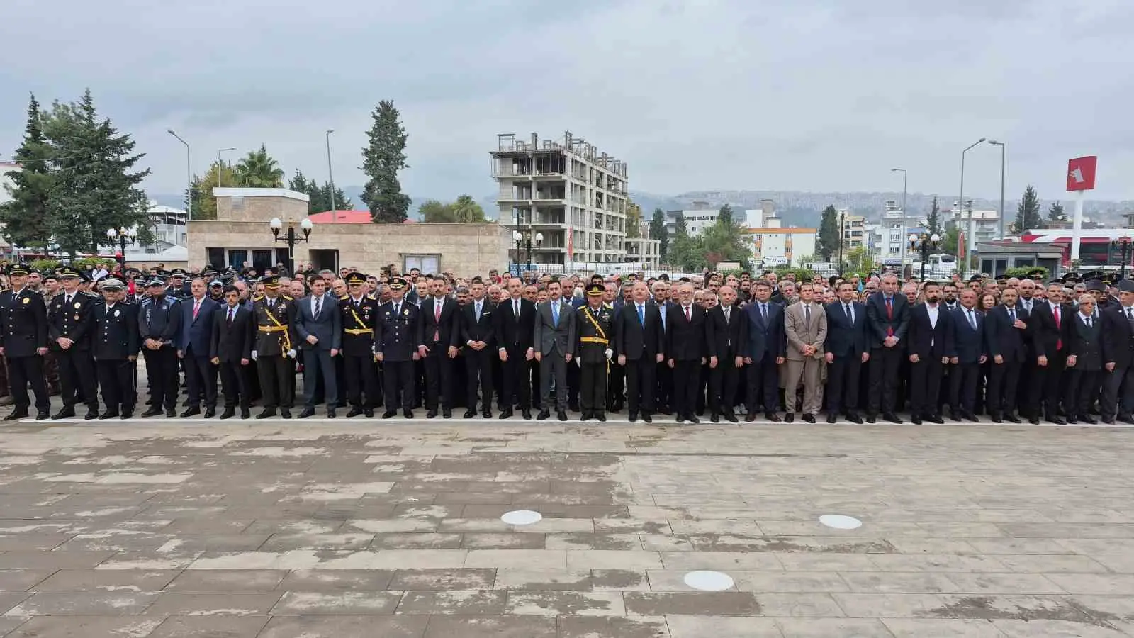 ADIYAMAN’DA 29 EKİM CUMHURİYET BAYRAMI’NIN 103. YIL DÖNÜMÜ DOLAYISIYLA ÇELENK SUNMA TÖRENİ GERÇEKLEŞTİRİLDİ.