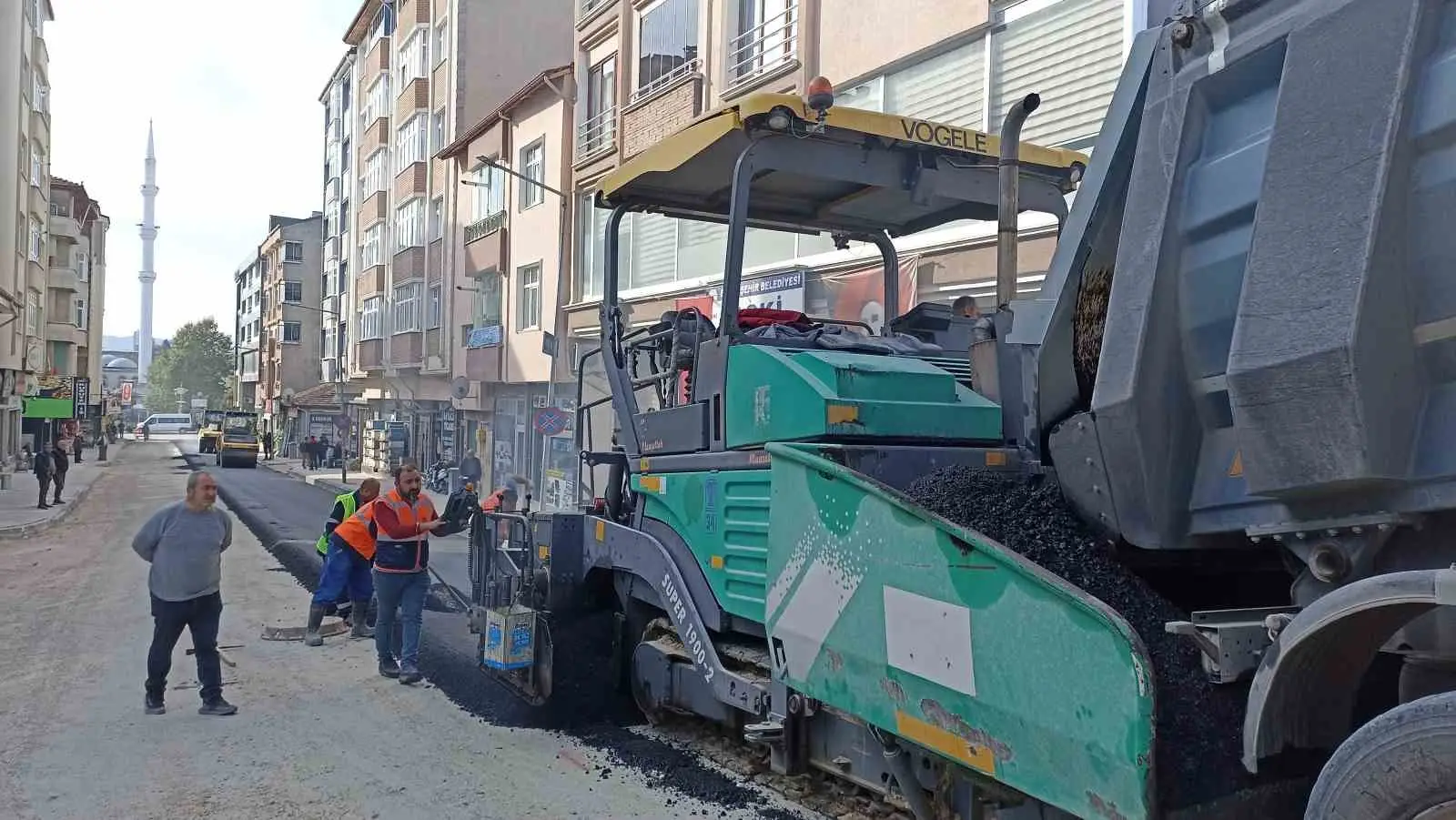 BÜYÜKŞEHİR BELEDİYESİ TARAFINDAN YÜRÜTÜLEN YOL YENİLEME ÇALIŞMALARI KAPSAMINDA ŞEHİT MESUT KURU CADDESİ’NDE SICAK ASFALT SERİMİNE BAŞLANDI.