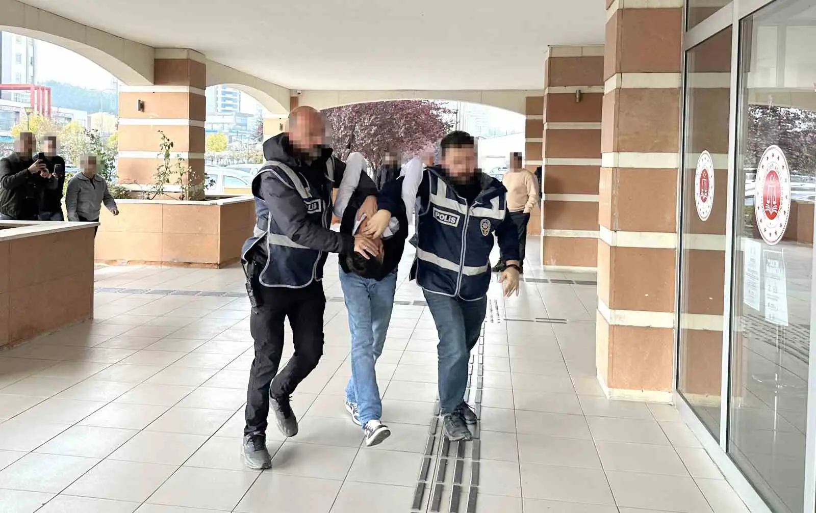 KASTAMONU'DA RASTGELE TÜFEKLE ATEŞ AÇARAK 4 KİŞİYİ YARALAN ŞÜPHELİ, EMNİYETTEKİ İŞLEMLERİNİN ARDINDAN ADLİYEYE SEVK EDİLDİ.