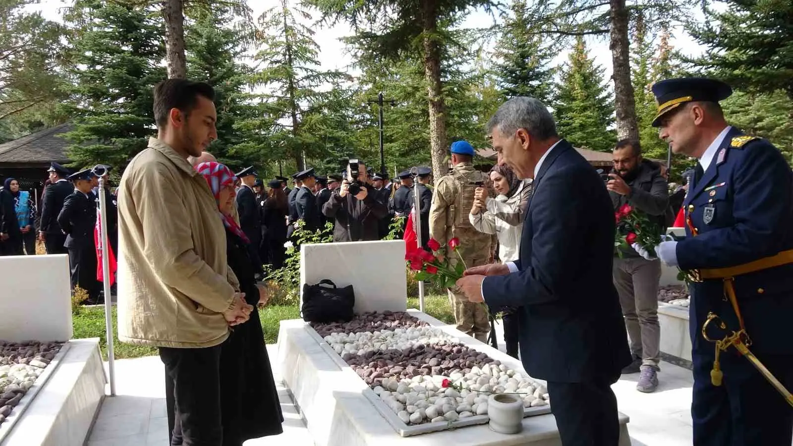 YOZGAT'TA 29 EKİM CUMHURİYET BAYRAMI KUTLAMALARI KAPSAMINDA ATATÜRK ANITINA ÇELENK SUNULURKEN ŞEHİTLERİN MEZARLARINA DA KARANFİL BIRAKILDI.
