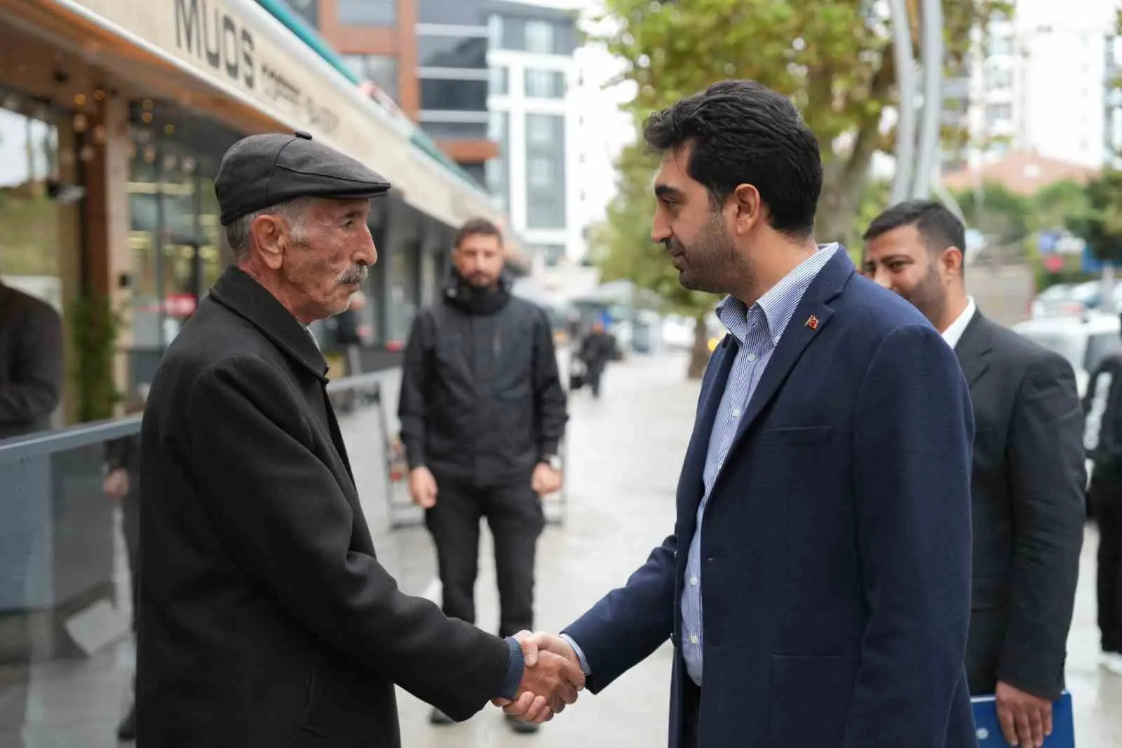 TUZLA BELEDİYE BAŞKANI AV. EREN ALİ BİNGÖL, AYDINLI MAHALLESİ BAŞKOMUTAN CADDESİ'NDE ESNAFI ZİYARET EDEREK VATANDAŞLARLA BİR ARAYA GELDİ