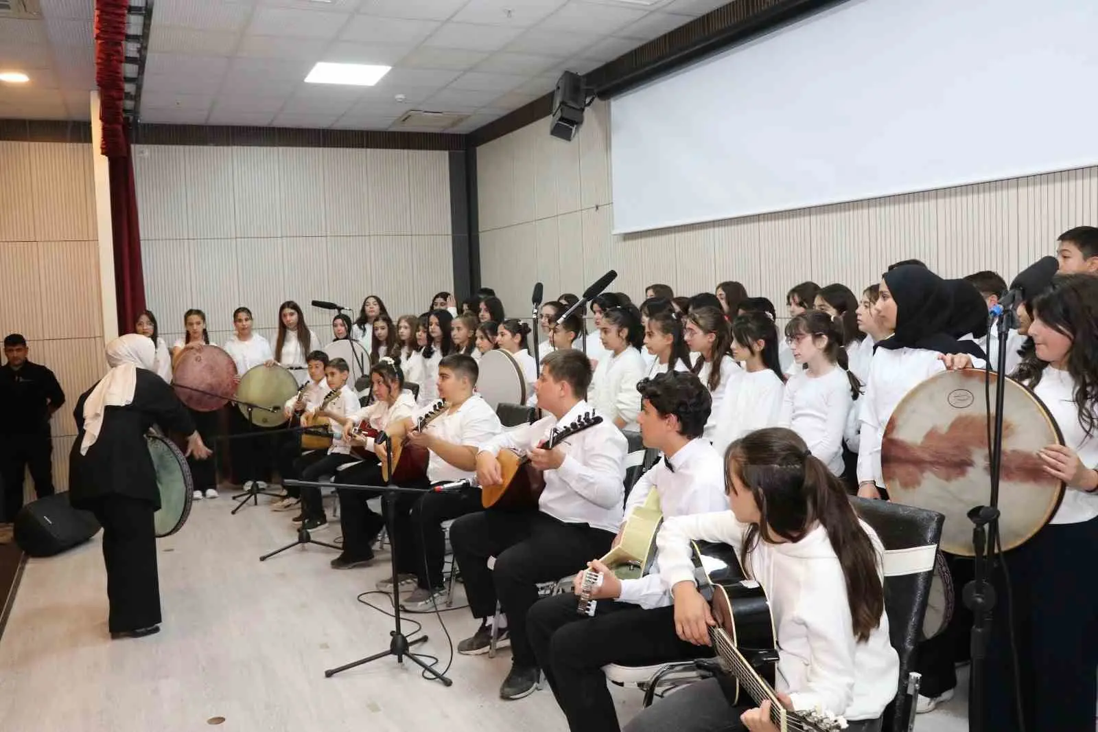 ERZURUM’UN OLTU İLÇESİNDE CUMHURİYET’İN 103. YIL DÖNÜMÜ KUTLAMALARI KAPSAMINDA DÜZENLENEN TÜRK HALK MÜZİĞİ KONSERİ’NDE, 130 ÖĞRENCİ SAHNE ALARAK İZLEYENLERE UNUTULMAZ BİR AKŞAM YAŞATTI.