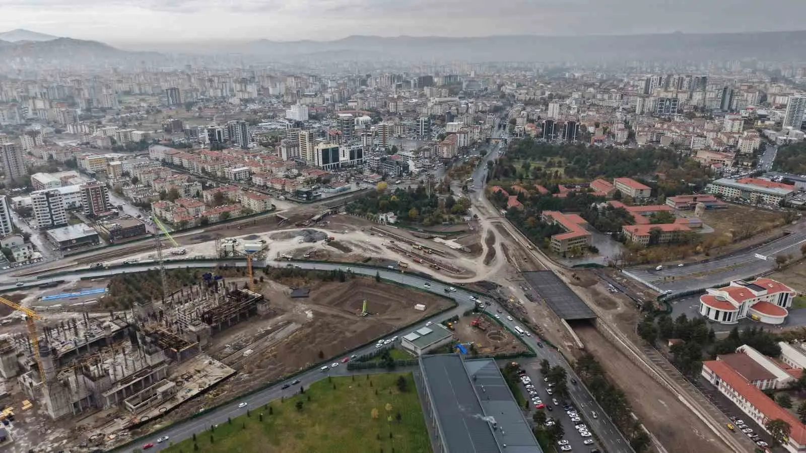 KAYSERİ BÜYÜKŞEHİR BELEDİYE BAŞKANI DR. MEMDUH BÜYÜKKILIÇ, KENTİN ULAŞIM ALTYAPISINA ÖNEMLİ KATKI SAĞLAYACAK KARTAL KATLI KAVŞAĞI PROJESİ’NDE DEVAM EDEN ÇALIŞMALARI YERİNDE İNCELEDİ