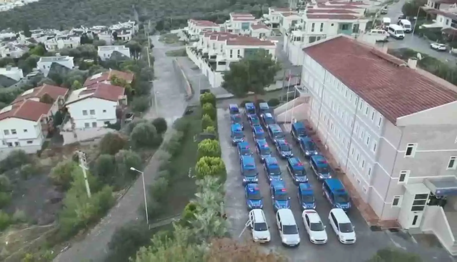 AYDIN’IN KUŞADASI İLÇESİNDE UYUŞTURUCU TİCARETİ YAPAN VE KULLANANLARA YÖNELİK GERÇEKLEŞTİRİLEN OPERASYONDA 45 ŞÜPHELİ GÖZALTINA ALINDI.