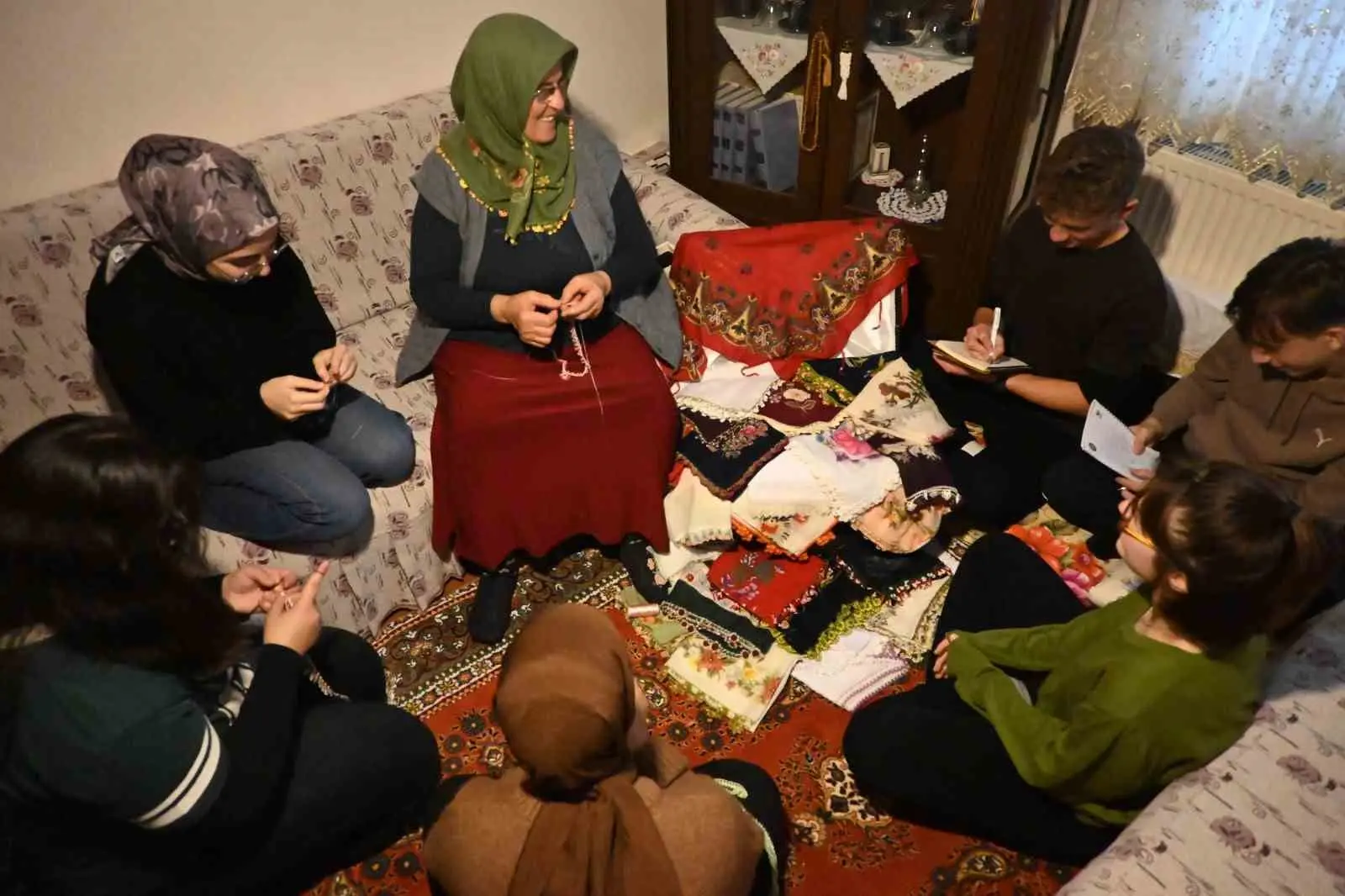 DENİZLİ’DE HATİPZADE VELİ BAŞER ANADOLU İMAM HATİP LİSESİ ÖĞRENCİLERİ, "SANDIKTAKİ HAFIZA" PROJESİYLE GEÇMİŞİN İZLERİNİ GÜNÜMÜZE TAŞIYOR. TARİH ÖĞRETMENİ AYLİN ŞİMŞEK KOORDİNATÖRLÜĞÜNDE YÜRÜTÜLEN ÇALIŞMADA ÖĞRENCİLER, GELENEKSEL YAZMA OYALARININ ARDINDAKİ HİKÂYELERİ ARAŞTIRARAK UNUTULMAYA YÜZ TUTAN KÜLTÜREL DEĞERLERİN GELECEK NESİLLERE AKTARILMASINA KATKI SAĞLIYOR.