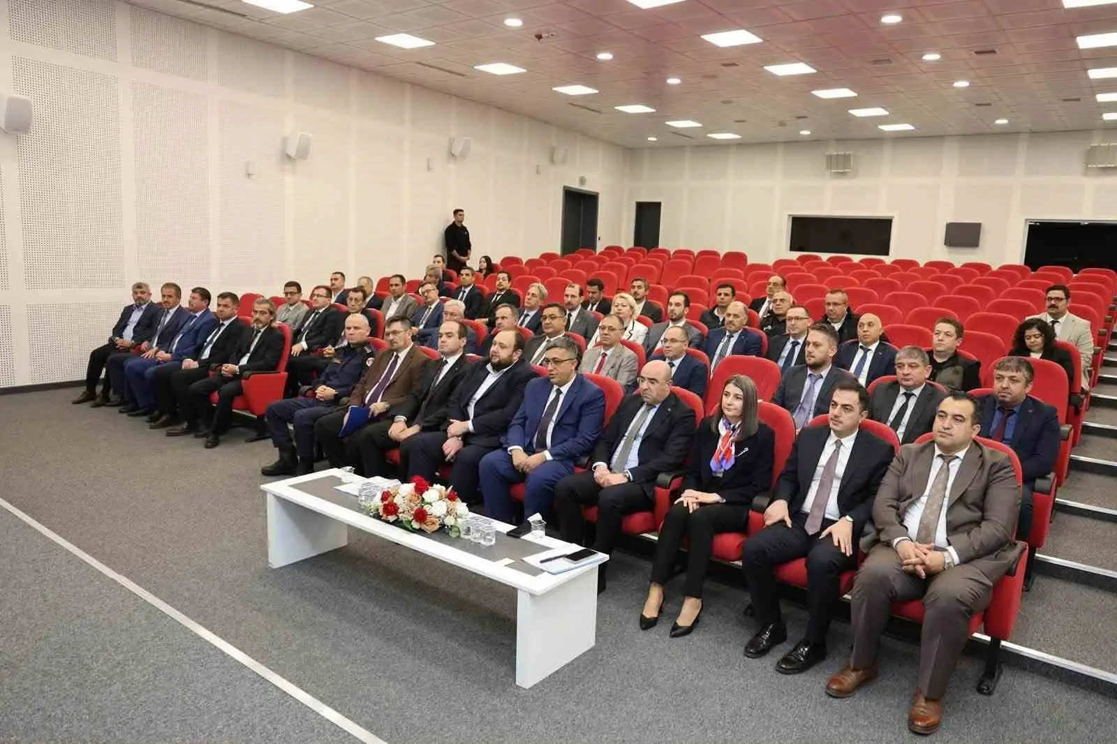 KAMU KURUM VE KURULUŞLARININ YATIRIMLARINI İZLEMEK, ÇALIŞMALAR ARASINDA KOORDİNASYONU SAĞLAMAK VE İL GENELİNDE YÜRÜTÜLEN PROJELERİN ETKİN BİR ŞEKİLDE HAYATA GEÇİRİLMESİNİ SAĞLAMAK AMACIYLA DÜZENLENEN İL KOORDİNASYON KURULU’NUN 2026 YILI 3. DÖNEM TOPLANTISI, KARABÜK VALİSİ OKTAY ÇAĞATAY BAŞKANLIĞINDA GERÇEKLEŞTİRİLDİ.