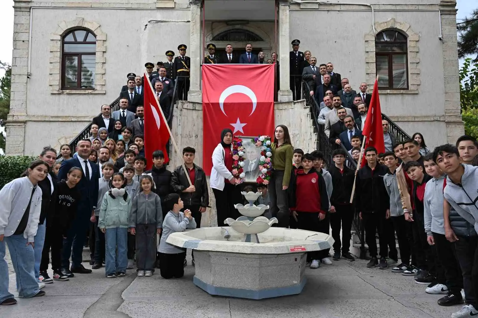 DEMİRCİ İLÇESİNDE CUMHURİYET'İN 103. YILI KUTLAMALARI KAPSAMINDA, 29 EKİM 1928 TARİHİNDE HÜKÜMET KONAĞI ÖNÜNDE ÇEKİLEN TARİHİ FOTOĞRAF, 98 YIL SONRA AYNI NOKTADA YENİDEN CANLANDIRILDI.