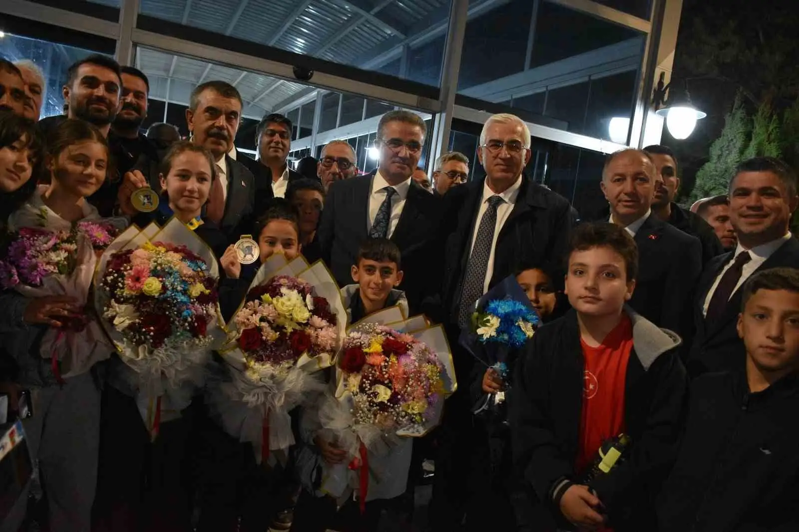 BOSNA HERSEK’İN BAŞKENTİ SARAYBOSNA’DA YAPILAN SÜPER MİNİKLER BALKAN JUDO ŞAMPİYONASINDA ŞAMPİYON OLAN RABİA ZÜMRA DÖNMEZ, ZEHRA POLAT VE BALKAN BEŞİNCİSİ OLAN FURKAN AKÇAY İLE ANTRENÖR CENGİZHAN DÖNMEZ, MEMLEKETLERİ ERZURUM’DA ÇİÇEKLERLE KARŞILANDI. MİLLİ EĞİTİM BAKANI PROF. DR. YUSUF TEKİN DE, BALKAN FATİHLERİNİ HAVALİMANINDA TEBRİK EDEREK HEDİYE TAKDİM ETTİ.