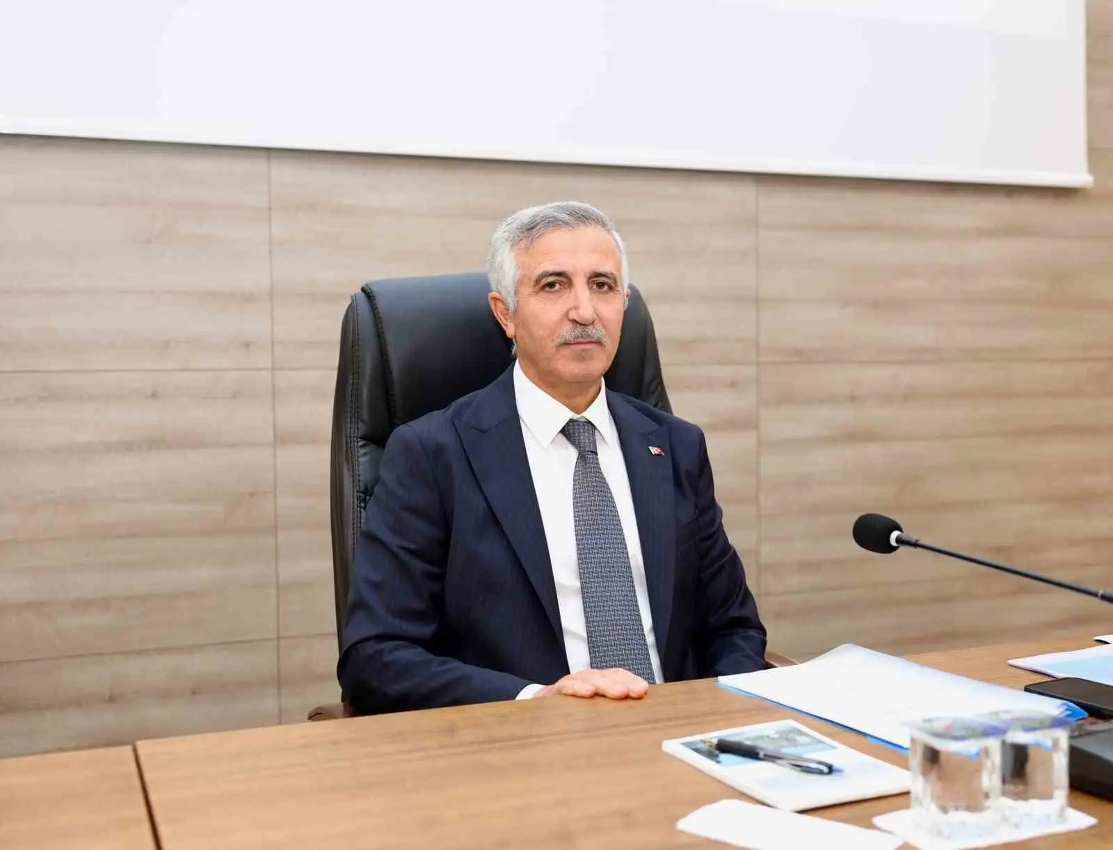 KAHRAMANMARAŞ VALİSİ MÜKERREM ÜNLÜER, "KAHRAMANMARAŞ'TA ARTIK DEPREMDEN BAHSETMEMİZ MÜMKÜN DEĞİLDİR. ÇÜNKÜ ŞEHİR TAMAMEN AYAĞA KALKMIŞTIR VE ALTYAPI ÇALIŞMALARI DA SON NOKTAYA GELMİŞTİR. BİR İKİ AY İÇERİSİNDE ASFALTLAMA ÇALIŞMALARININ DA TAMAMLANMASIYLA ŞEHRİN HEM ALTYAPISI HEM DE ÜSTYAPISI TAMAMEN YENİLENMİŞ OLACAK"