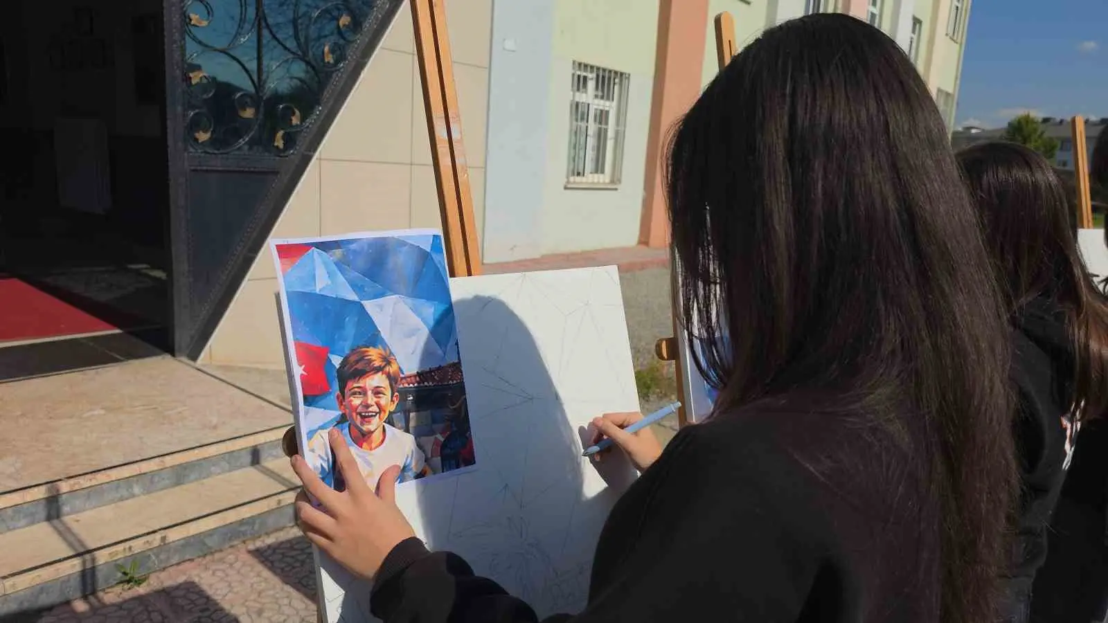 DÜZCE GÜZEL SANATLAR LİSESİ RESİM BÖLÜMÜNDE ÖĞRENİM GÖREN 24 ÖĞRENCİ YAPTIKLARI 24 PANO RESMİ İLE ORTAYA MUHTEŞEM BİR ESER ÇIKARDI. CUMHURİYET’İN 103. YILINA YAPILAN ESERDE MUSTAFA KEMAL ATATÜRK, TBMM VE CUMHURİYET BAYRAMI’NI KUTLAYAN ÇOCUKLAR BELİRDİ.