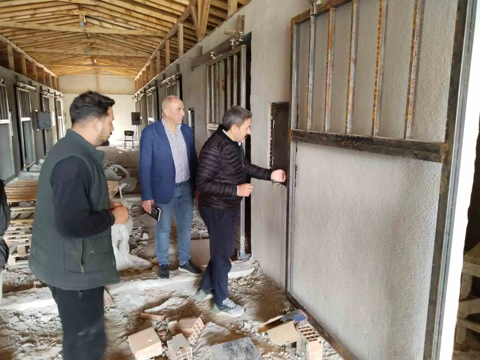 ESKİŞEHİR'DE GENÇLİK VE SPOR İL MÜDÜRLÜĞÜ TARAFINDAN YUSUFLAR MAHALLESİ'NDE YAPIMI SÜRDÜRÜLEN 36 ATLIK BARINAK PROJESİ'NDE ÇALIŞMALAR DEVAM EDİYOR. PROJE SAHASINI ZİYARET EDEN İL MÜDÜRÜ HASAN KALIN, TEKNİK EKİPTEN ÇALIŞMALARIN SON DURUMU HAKKINDA BİLGİ ALDI.