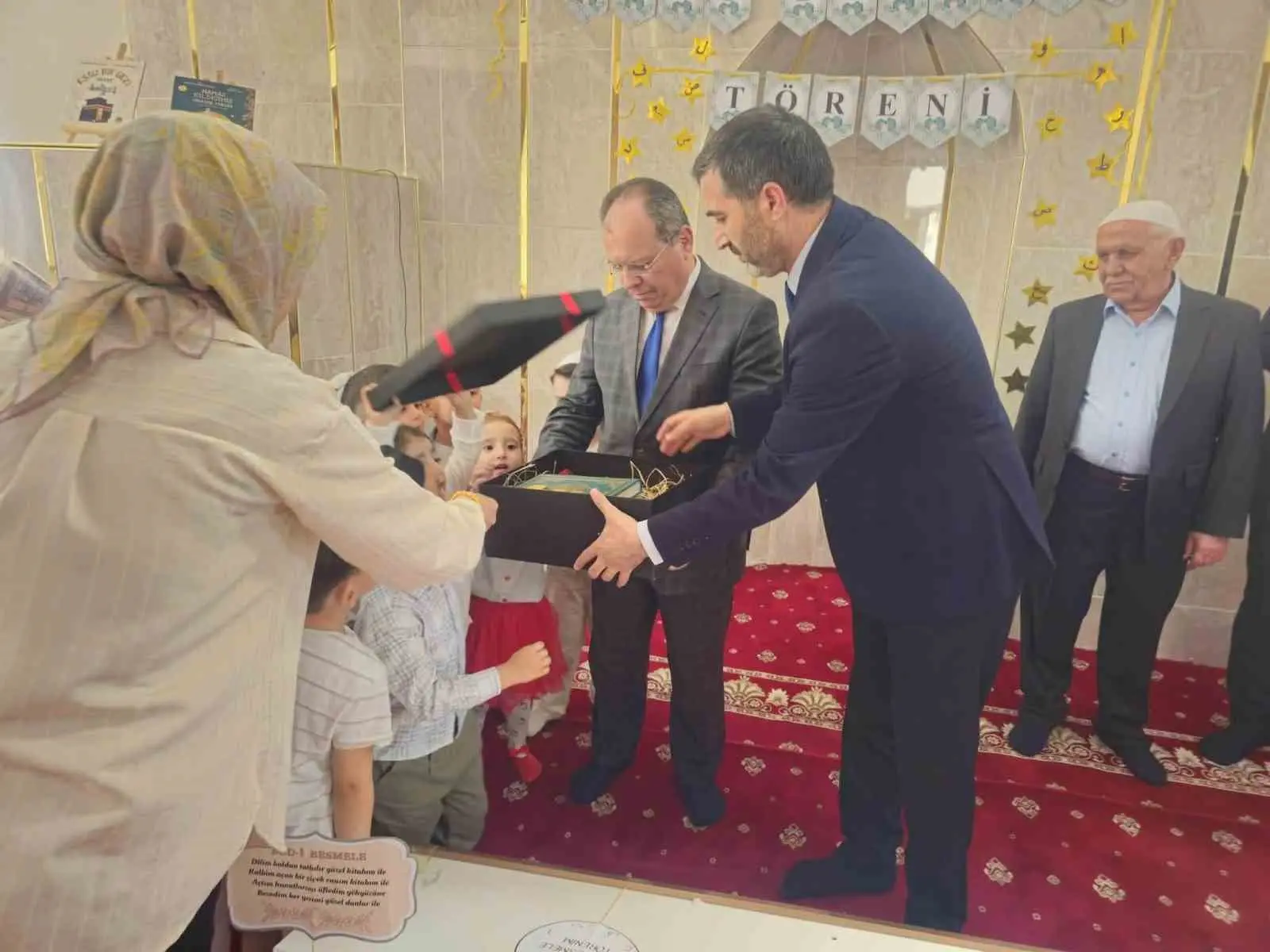 ŞIRNAK'IN SİLOPİ İLÇESİNDE, HACI TAYBET ÖKTEN 4-6 YAŞ KUR'AN KURSU ÖĞRENCİLERİ İÇİN DÜZENLENEN BEDİ BESMELE TÖRENİNDE MİNİKLER, KUR'AN-I KERİM EĞİTİMİNE DUALAR VE İLK HARFLERLE BAŞLADI.