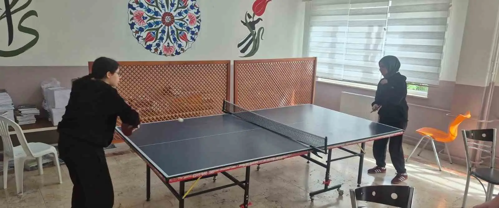 DENİZLİ’DE SERVERGAZİ ANADOLU İMAM HATİP LİSESİ, 29 EKİM CUMHURİYET BAYRAMINI SPORUN HEYECANIYLA KUTLADI. 9 VE 10. SINIF ÖĞRENCİLERİNİN KATILDIĞI MASA TENİSİ TURNUVASINDA KIZLAR VE ERKEKLER KATEGORİLERİNDE DERECEYE GİREN İSİMLER BELLİ OLDU.