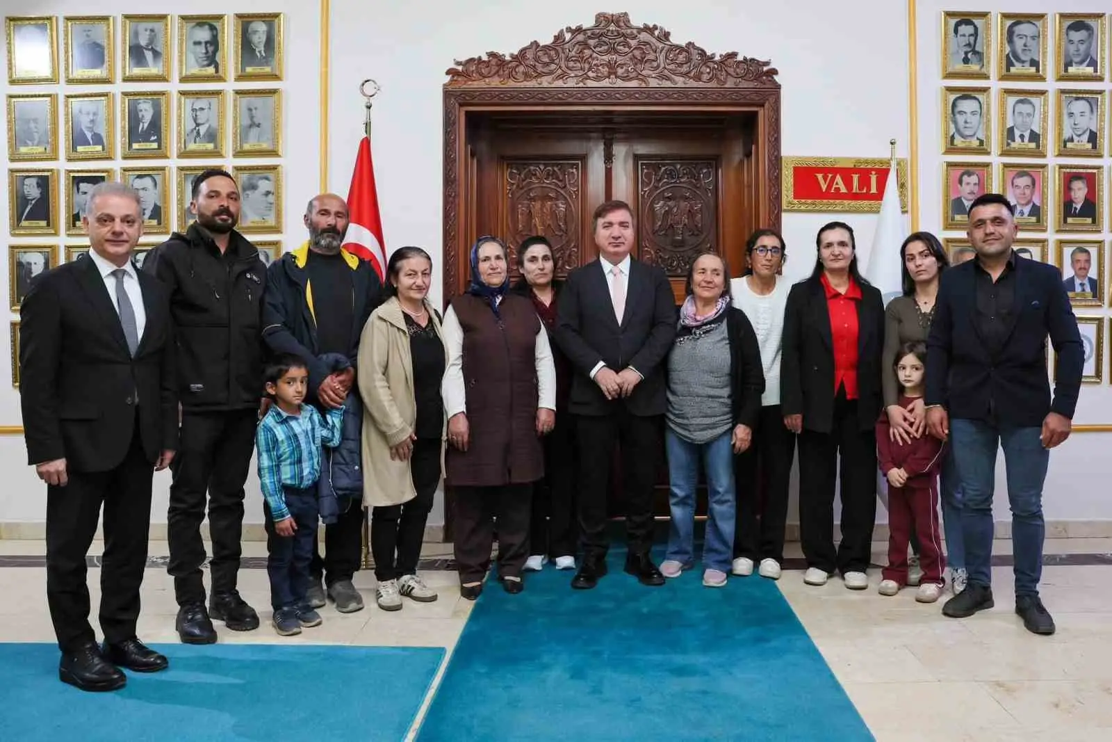 ERZİNCAN VALİSİ HAMZA AYDOĞDU, ÜZÜMLÜ İLÇESİNE BAĞLI KUREYŞLİ SARIKAYA KÖYÜNDE İKAMET EDEN VATANDAŞLARI MAKAMINDA AĞIRLADI