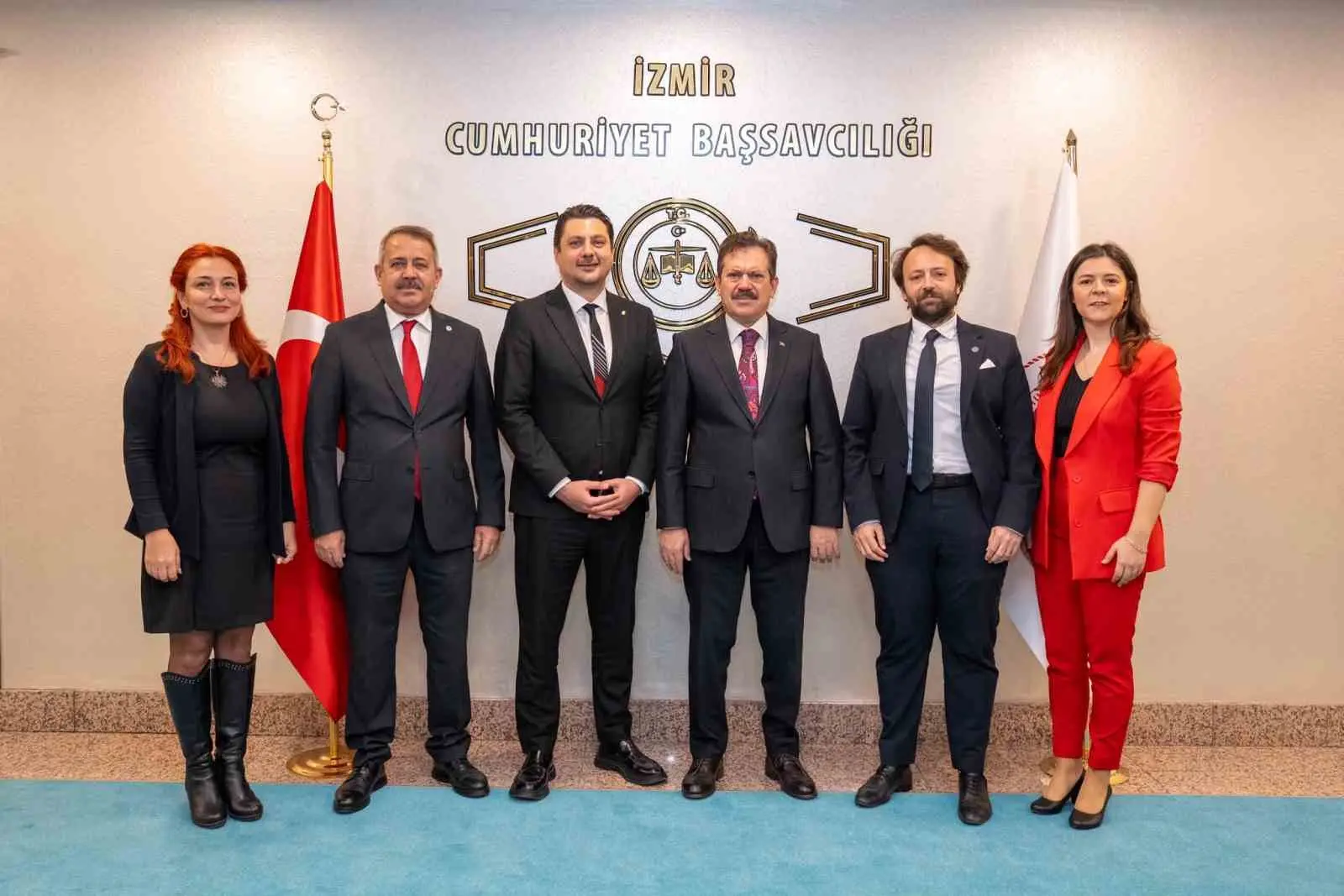 İZMİR BAROSU BAŞKANLIĞINA SEÇİLEN AV. SERHAT SÖKMEN VE YENİ YÖNETİM KURULU, İZMİR CUMHURİYET BAŞSAVCISI ALİ YELDAN’I (SAĞDAN ÜÇÜNCÜ) MAKAMINDA ZİYARET ETTİ.