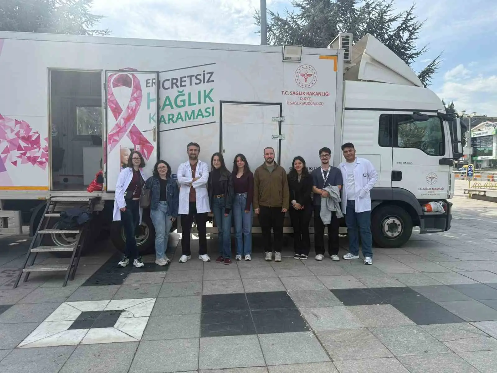 DÜZCE ANITPARK MEYDANI’NDA KURULAN GEZİCİ KANSER TARAMA TIRI İLE KADINLARA ÜCRETSİZ TARAMA HİZMETİ SUNULDU. DÜZCE ÜNİVERSİTESİ TIP FAKÜLTESİ İNTÖRN HEKİMLERİNİN DE DESTEK VERDİĞİ ÇALIŞMADA, MEME KANSERİNDE ERKEN TEŞHİSİN ÖNEMİ ANLATILDI.
