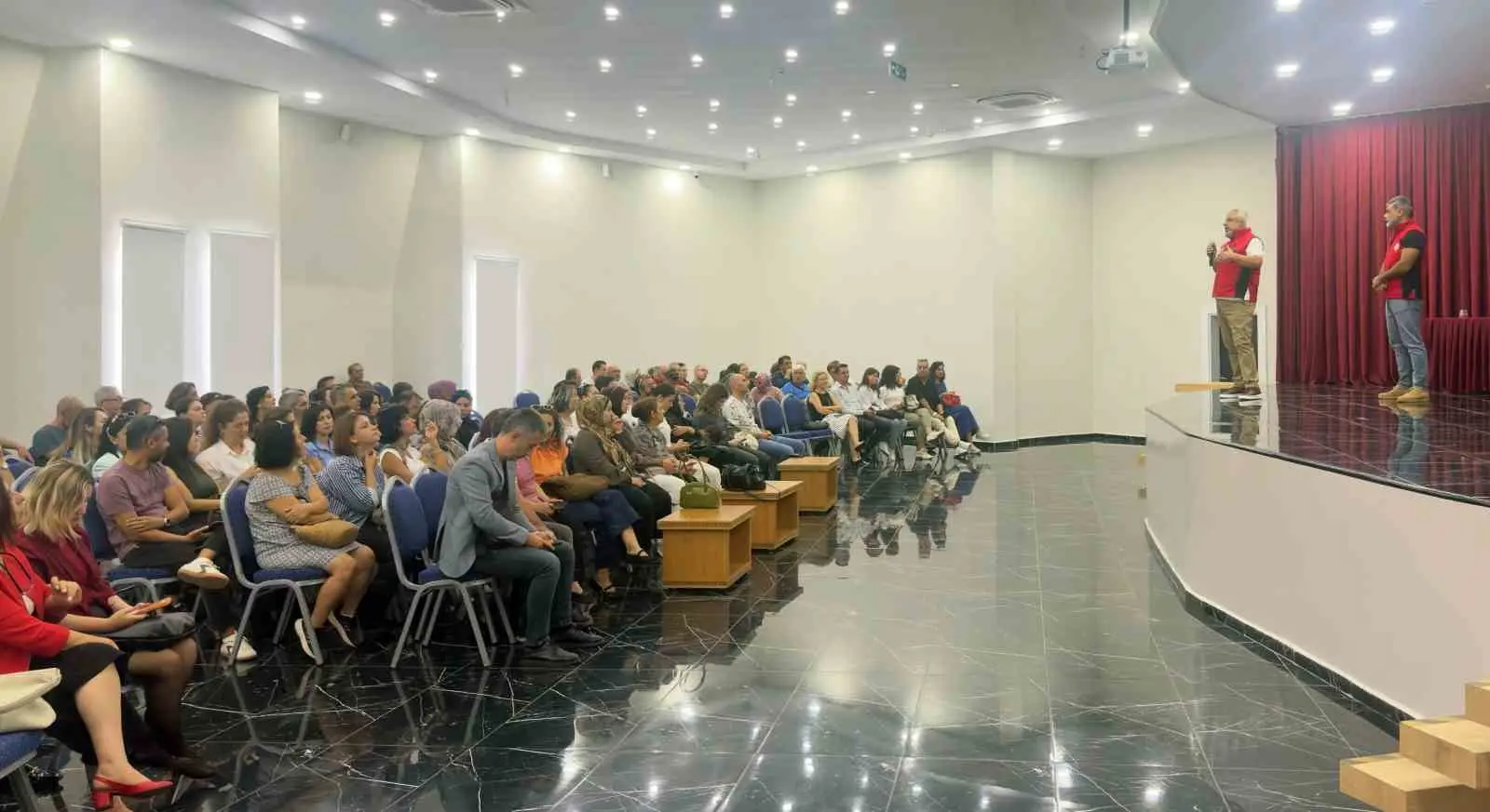 MUĞLA İL EMNİYET MÜDÜRLÜĞÜ TERÖRLE MÜCADELE ŞUBE MÜDÜRLÜĞÜ EKİPLERİ TARAFINDAN, "GENÇLİK SİZİN ESERİNİZ" PROJESİ KAPSAMINDA 910 ÖĞRETMENE TERÖRLE MÜCADELE KONUSUNDA BİLGİLENDİRME KONFERANSI DÜZENLENDİ.