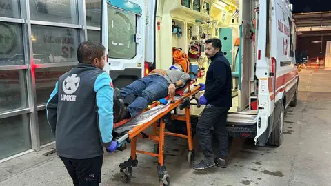 ADIYAMAN’DA, YAĞMUR YAĞIŞI NEDENİYLE ISLANAN YOLDA DEVRİLEN MOTOSİKLETİN SÜRÜCÜSÜ YARALANDI.