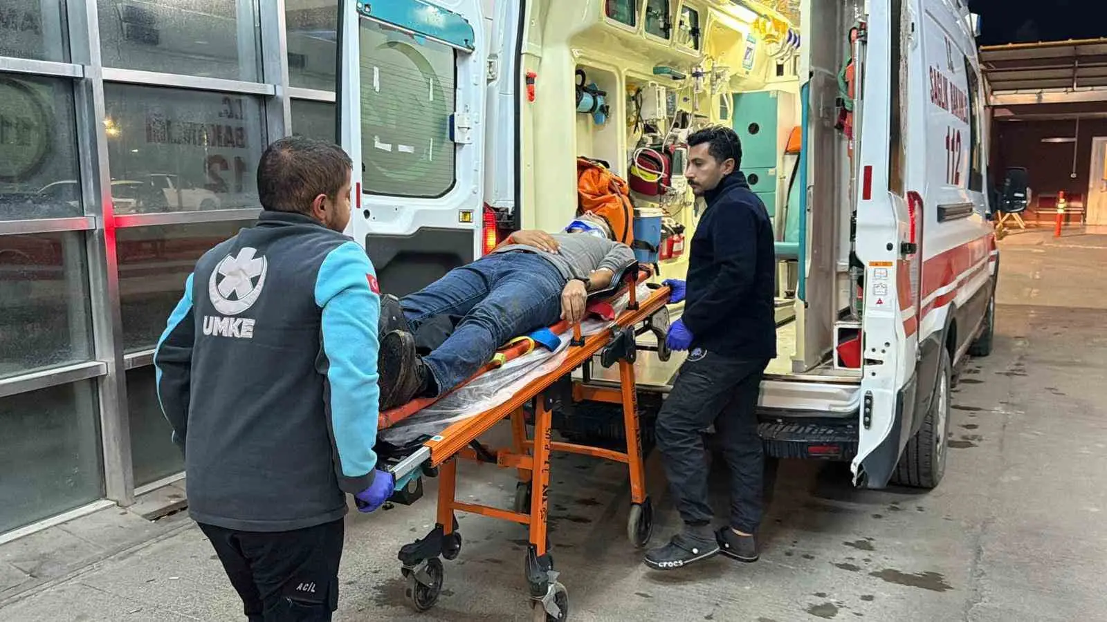 ADIYAMAN’DA, YAĞMUR YAĞIŞI NEDENİYLE ISLANAN YOLDA DEVRİLEN MOTOSİKLETİN SÜRÜCÜSÜ YARALANDI.
