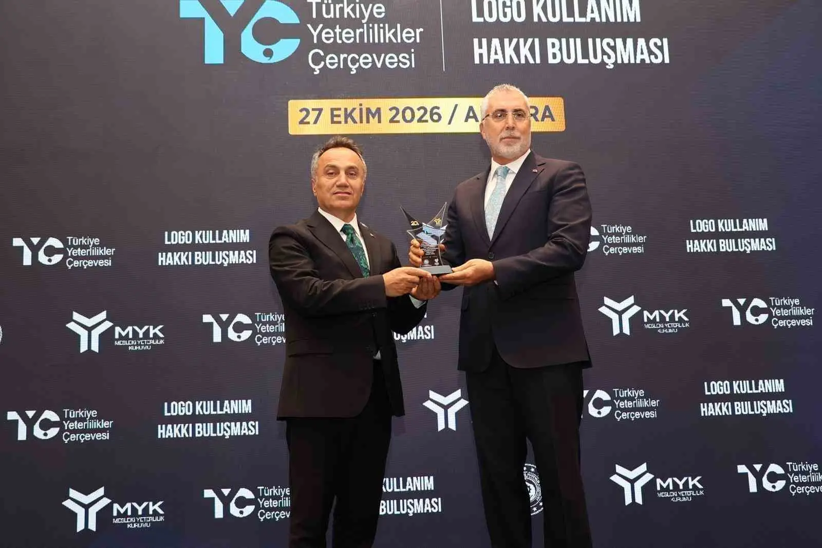 PROF. DR. FATİH YILMAZ, ÖDÜLÜ ÇALIŞMA VE SOSYAL GÜVENLİK BAKANI PROF. DR. VEDAT IŞIKHAN’IN ELİNDEN ALDI