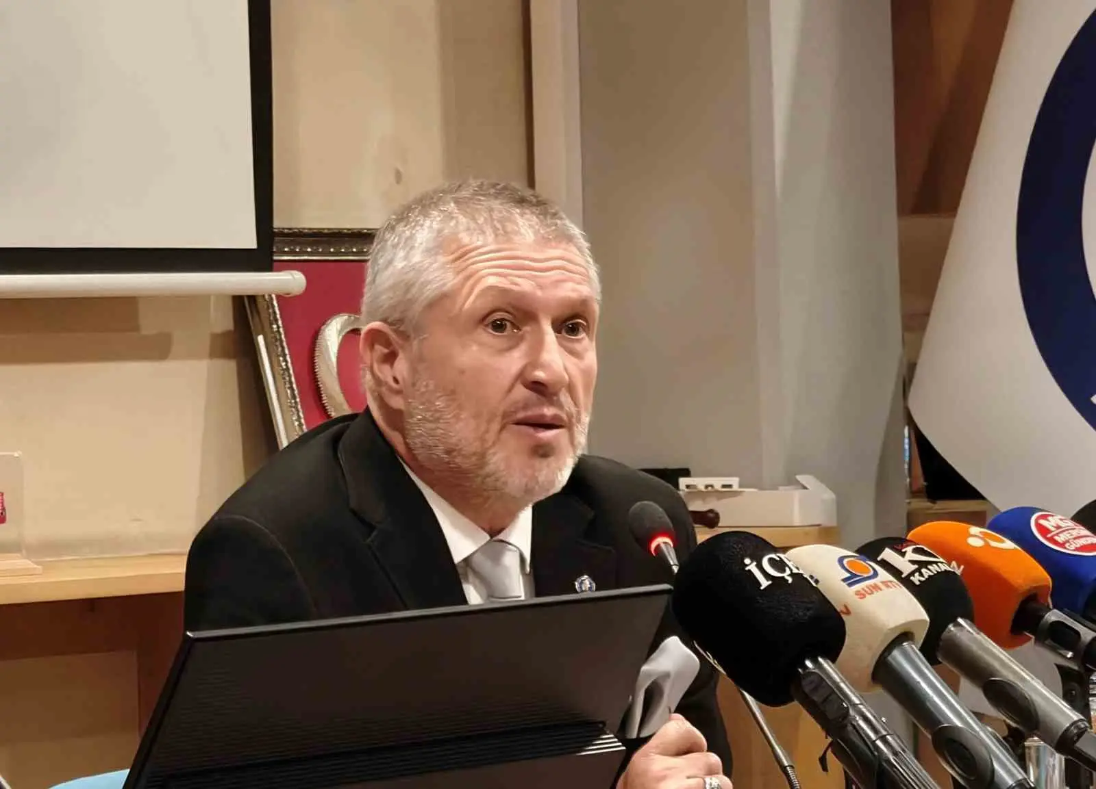 MERSİN DENİZ TİCARET ODASI BAŞKANI BERDAN DOĞAN, YENİ DÖNEMDE ÜYE ODAKLI BİR YÖNETİM ANLAYIŞIYLA HAREKET EDECEKLERİNİ BELİRTEREK, SEKTÖRÜN SORUNLARINA ÇÖZÜM ÜRETMENİN, TİCARETİ ARTIRMANIN VE ÜYELERE ZAMAN KAZANDIRMANIN ÖNCELİKLERİ OLACAĞINI SÖYLEDİ.