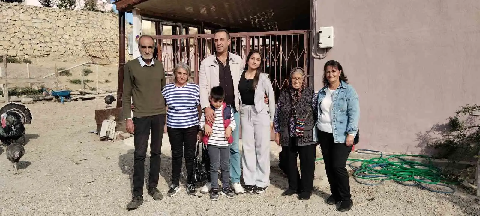 TANJA AUMER’İ KAHVALTIYA DAVET EDEN MUHTAR DURGUN, KÖYDEKİ EVİNE GÖTÜREREK BİR SÜRE ALMAN GEZGİN İLE İLGİLENDİ. TANJA’NIN KİŞİSEL İHTİYAÇLARINDAN, ARACININ BAKIMINA KADAR İLGİLENEN DURGUN AİLESİ, GEZGİNİ 11 GÜN BOYUNCA MİSAFİR ETTİ. 11 GÜNLÜK MİSAFİRLİK SÜRESİNCE TANJA AUMER’E SICAK İLGİ GÖSTEREN DURGUN AİLESİ, ARACIN TAMİRİNİ YAPTIRARAK TANJA’YI UĞURLADI.