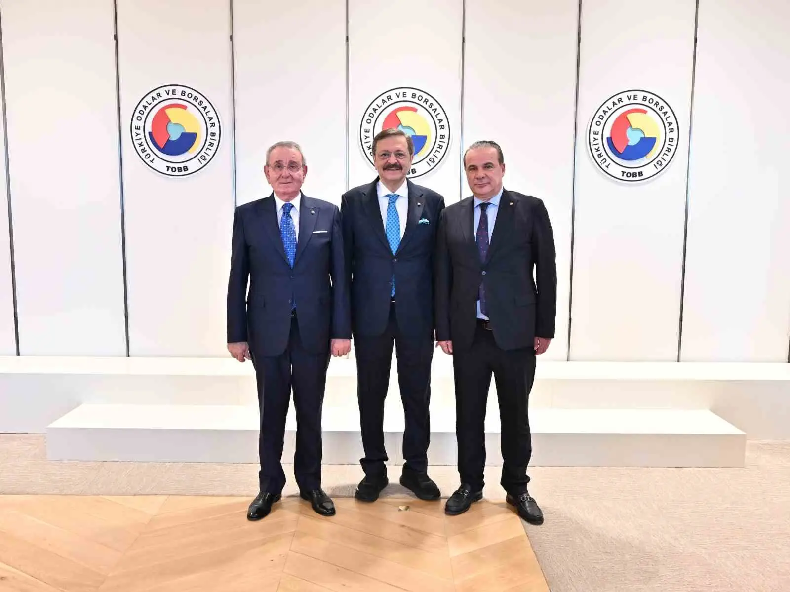 SAMSUN TİCARET VE SANAYİ ODASI (TSO) YÖNETİM KURULU BAŞKANI SALİH ZEKİ MURZİOĞLU VE BERABERİNDEKİ HEYET, ANKARA’DA BİR DİZİ ZİYARETTE BULUNDU. HEYET, İLK OLARAK TBMM PLAN VE BÜTÇE KOMİSYONU BAŞKANI VE SAMSUN MİLLETVEKİLİ DR. MEHMET MUŞ, ARDINDAN TOBB BAŞKANI M. RİFAT HİSARCIKLIOĞLU İLE BİR ARAYA GELDİ. EKİM AYININ 10’UNDA GERÇEKLEŞTİRİLEN ODA SEÇİMLERİNİN ARDINDAN YENİ DÖNEM KAPSAMINDA YAPILAN ZİYARETLERDE, SAMSUN’UN EKONOMİK GELİŞİMİ, İŞ DÜNYASININ HEDEFLERİ VE KURUMLAR ARASI İŞ BİRLİĞİ KONULARI ELE ALINIRKEN, BİRLİKTELİK MESAJLARI VERİLDİ.