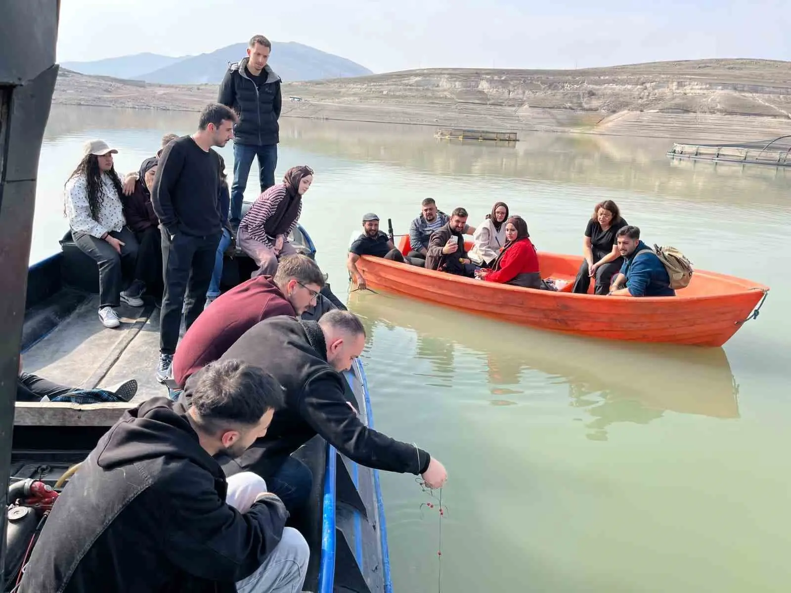 SU ÜRÜNLERİ FAKÜLTESİ ÖĞRENCİLERİ, PLANKTON BİLGİSİ VE KÜLTÜRÜ İLE LİMNOLOJİ DERSLERİ KAPSAMINDA DEMİRÖREN BARAJI’NDA SAHA ÇALIŞMASI GERÇEKLEŞTİRDİ.