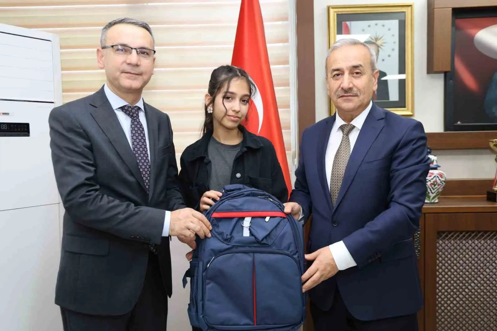 29 EKİM CUMHURİYET BAYRAMI'NIN 103. YIL DÖNÜMÜ KUTLAMALARI ÇERÇEVESİNDE MİLLİ EĞİTİM BAKANLIĞI TEMEL EĞİTİM GENEL MÜDÜRLÜĞÜ TARAFINDAN DÜZENLENEN "BİRLİK BİZİM, KARDEŞLİK BİZİM, CUMHURİYET BİZİM" KONULU RESİM YARIŞMASINDA SAFRANBOLU VİLAYETLER BİRLİĞİ ORTAOKULU ÖĞRENCİSİ BUĞLEM BATUR, TÜRKİYE BİRİNCİSİ OLDU.