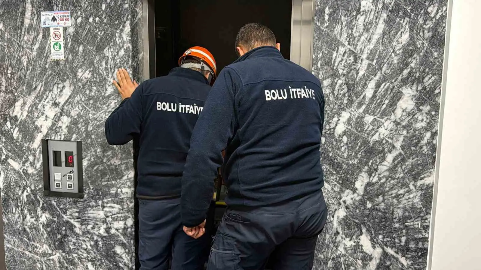 BOLU’DA BİR İŞ MERKEZİNDE ASANSÖRDE MAHSUR KALAN ÇİFT, İTFAİYE EKİPLERİNİN ÇALIŞMASIYLA KURTARILDI.