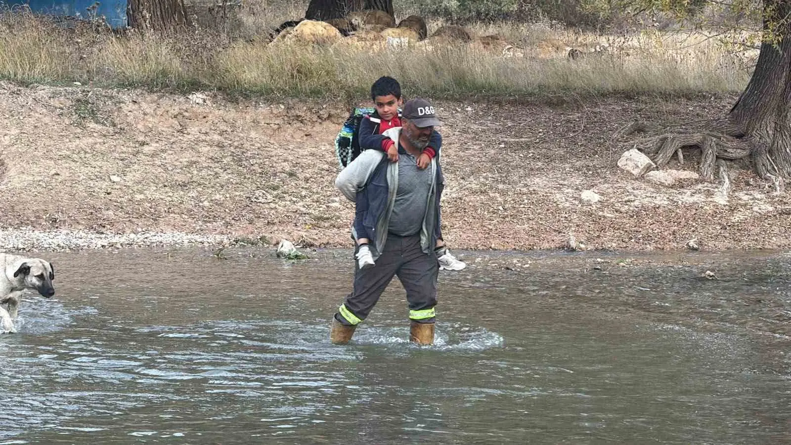 4 ÇOCUK BABASI SERVET TÜRKYILMAZ, ÖZEL İHTİYAÇLI ÇOCUĞU MUSTAFA TÜRKYILMAZ'I HER GÜN OKULA GÖNDEREBİLMEK İÇİN SIRTINDA TAŞIYARAK EVİNİN ÖNÜNDEKİ IRMAKTAN GEÇİRİYOR.
