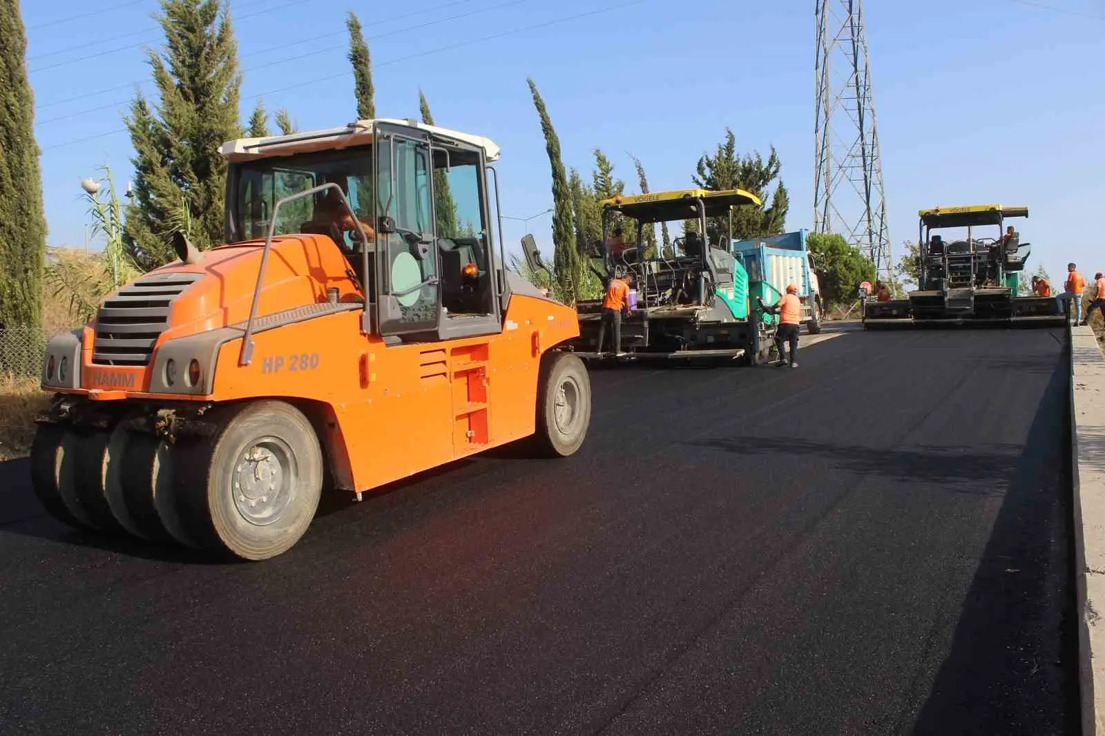 MERSİN BÜYÜKŞEHİR BELEDİYESİ, 2019 YILINDAN BU YANA TOROSLAR İLÇESİNDE YÜRÜTTÜĞÜ YOL YAPIM, BAKIM VE ONARIM ÇALIŞMALARI KAPSAMINDA 405 BİN 105 TON SICAK ASFALT, 449 KİLOMETRE SATHİ KAPLAMA VE 472 BİN 474 METREKARE KALDIRIM İMALATI GERÇEKLEŞTİRDİ.