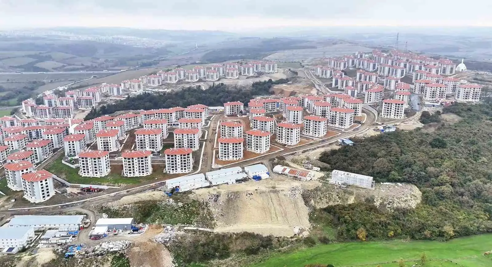 TOKİ TARAFINDAN İNŞA EDİLEN 3 BİN 932 KONUT, İSTANBUL BÜYÜKŞEHİR BELEDİYESİ'NE BAĞLI İSKİ'NİN SU VE KANALİZASYON ALTYAPI BAĞLANTILARINI GERÇEKLEŞTİRMEMESİ NEDENİYLE HAK SAHİPLERİNE TESLİM EDİLEMEDİ